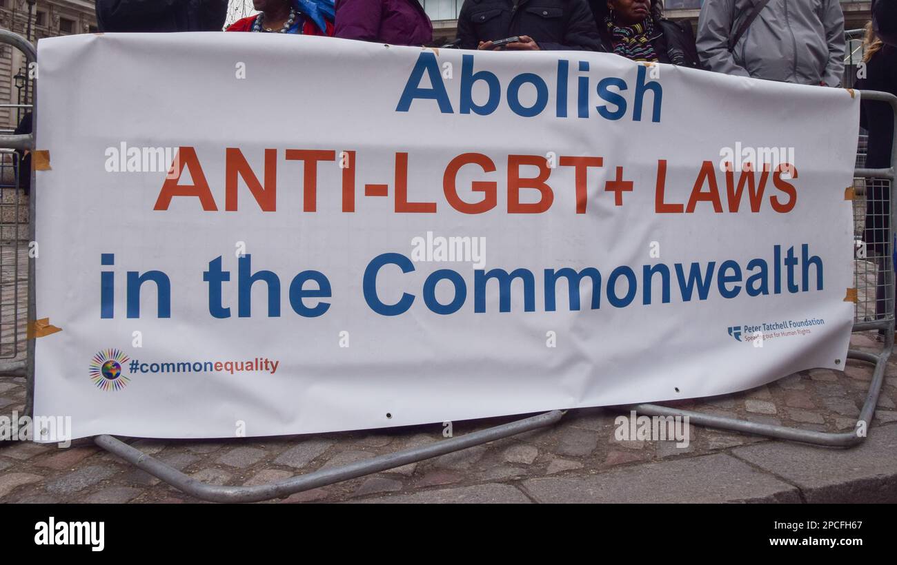 Londres, Angleterre, Royaume-Uni. 13th mars 2023. Des manifestants se sont rassemblés devant l'abbaye de Westminster pendant le Commonwealth Day Service pour protester contre les lois anti-LGBTQ dans 32 des 56 pays du Commonwealth. (Credit image: © Vuk Valcic/ZUMA Press Wire) USAGE ÉDITORIAL SEULEMENT! Non destiné À un usage commercial ! Banque D'Images