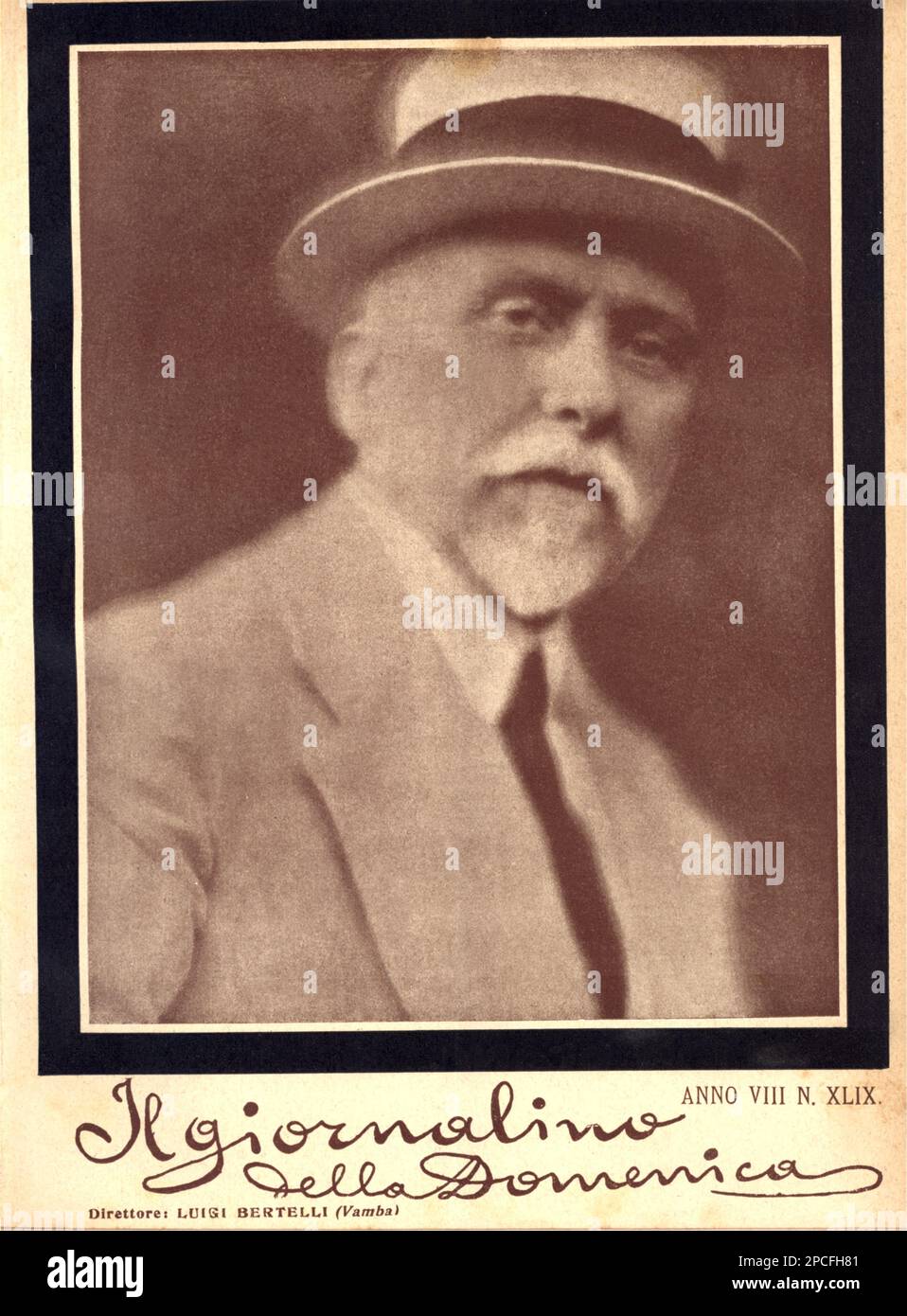 1920 , ITALIE : l'écrivain italien VAMBA ( LUIGI BERTELLI , 1858 - 1920 ), fondateur et directeur du magazine il GIORNALINO DELLA DOMENICA de 1906 à 1920 , avec la collaboration de Giovanni Pascoli, Gabriele d'Annunzio, Grazia Deledda, Edmondo de Amicis . Dans cette photo, le numéro consacré à la mort de Vamba. Egalement poète et journaliste, a écrit le célèbre livre il GIORNALINO DI GIANBURRASCA ( 1907-1920 , publié en 1920 par Bemporad Editor ) - SCRITTORE - LITTÉRATURE - LETTERATURA - LETTERATURA per l'infanzia per ragazzi - copertina - giornale - couverture - pagletteratura - pagletuntagletagletagletagleta - pagletagletagletagletagletaglet Banque D'Images