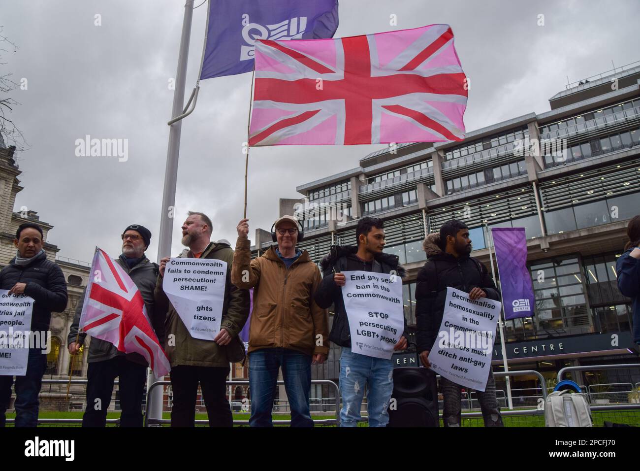 Londres, Angleterre, Royaume-Uni. 13th mars 2023. Des manifestants se sont rassemblés devant l'abbaye de Westminster pendant le Commonwealth Day Service pour protester contre les lois anti-LGBTQ dans 32 des 56 pays du Commonwealth. (Credit image: © Vuk Valcic/ZUMA Press Wire) USAGE ÉDITORIAL SEULEMENT! Non destiné À un usage commercial ! Banque D'Images
