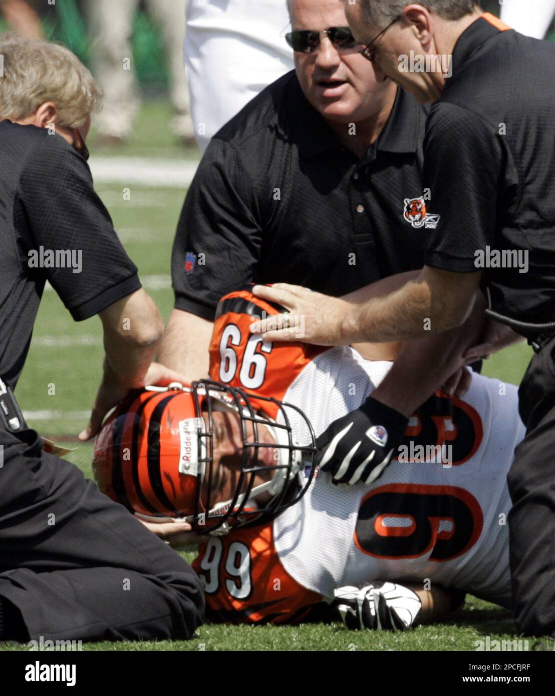 ** FILE ** Cincinnati Bengals linebacker David Pollack (99) is attended to by trainers after he sustained a season ending neck injury during their 34-17 win over the Cleveland Browns, in this Sept. 17, 2006 file photo, in Cincinnati. Pollack will know in a couple of months whether the cracked bone in his neck is healing properly or whether he'll need career-ending surgery to fix it. (AP Photo/Al Behrman) Banque D'Images