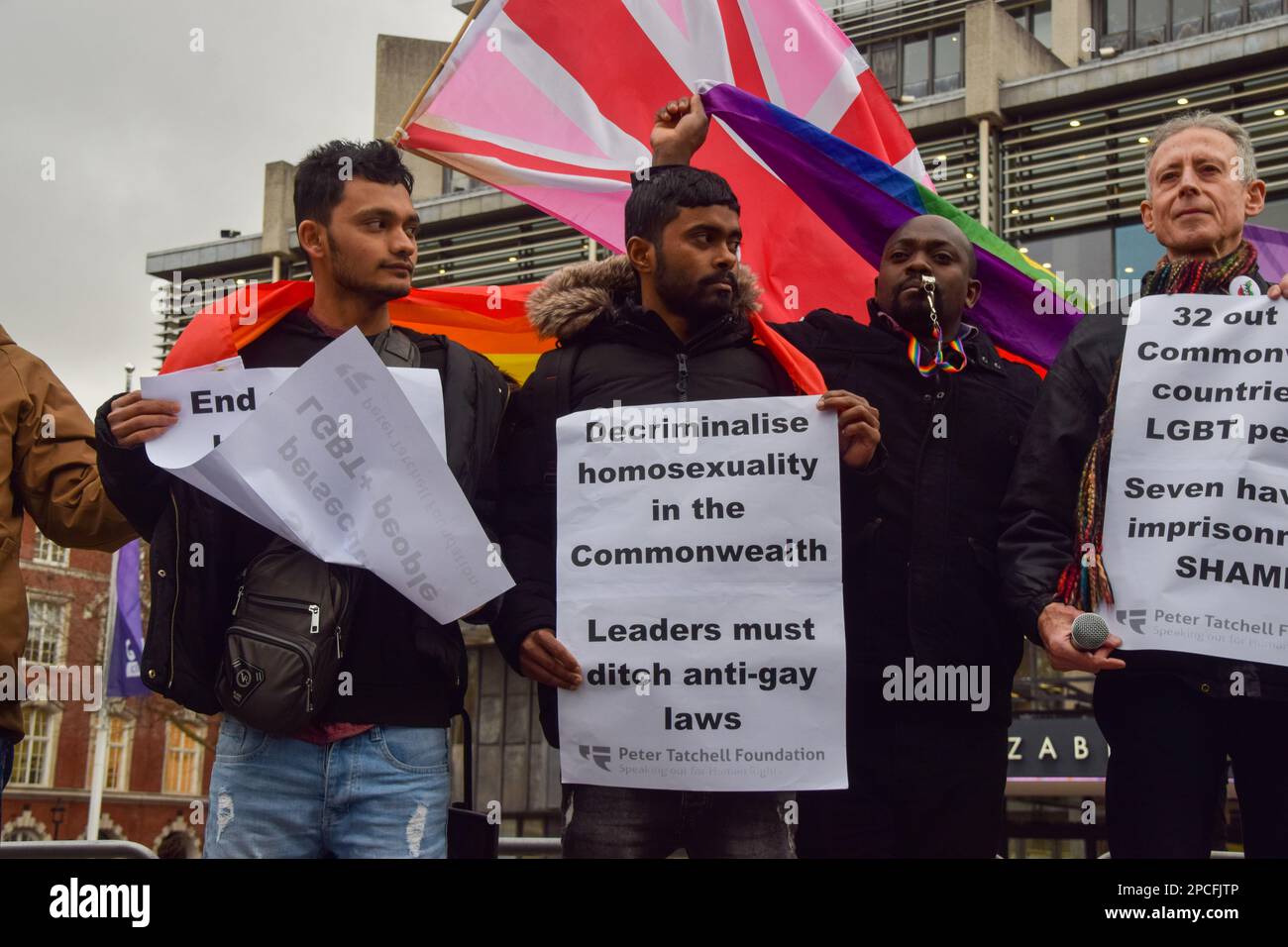 Londres, Angleterre, Royaume-Uni. 13th mars 2023. Des manifestants se sont rassemblés devant l'abbaye de Westminster pendant le Commonwealth Day Service pour protester contre les lois anti-LGBTQ dans 32 des 56 pays du Commonwealth. (Credit image: © Vuk Valcic/ZUMA Press Wire) USAGE ÉDITORIAL SEULEMENT! Non destiné À un usage commercial ! Banque D'Images
