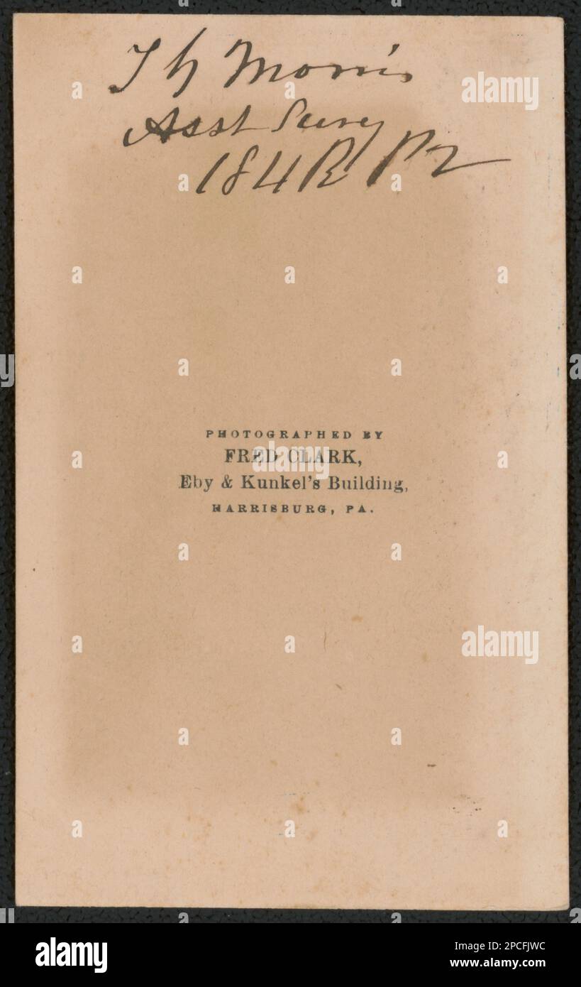 Le chirurgien assistant Thomas Grant Morris du 11th Pennsylvania Infantry Regiment et du 184th Pennsylvania Infantry Regiment en uniforme avec sa femme, Anna Elizabeth Schuler Morris, et son fils, William Grant Morris / photographié par Fred Clark, Eby & Kunkel's Building, Harrisburg, Pennsylvanie. Liljenquist Family Collection of civil War Photographs , pp/liljwoch, pp/liljpaper. Morris, Thomas Grant, 1818-1887, Morris, Anna Elizabeth Shuler, 1845-1928, Morris, William Grant, 1851-1931, États-Unis, Armée, peuple, 1860-1870, soldats, Union, 1860-1870, uniformes militaires, Union, 1860-1870, familles, 1860-1870, Wome Banque D'Images