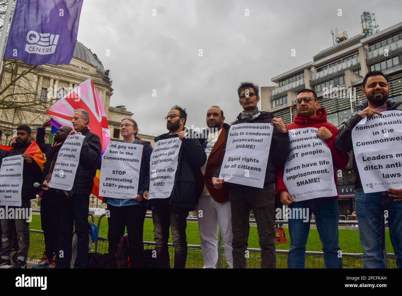 Londres, Angleterre, Royaume-Uni. 13th mars 2023. Des manifestants se sont rassemblés devant l'abbaye de Westminster pendant le Commonwealth Day Service pour protester contre les lois anti-LGBTQ dans 32 des 56 pays du Commonwealth. (Credit image: © Vuk Valcic/ZUMA Press Wire) USAGE ÉDITORIAL SEULEMENT! Non destiné À un usage commercial ! Banque D'Images
