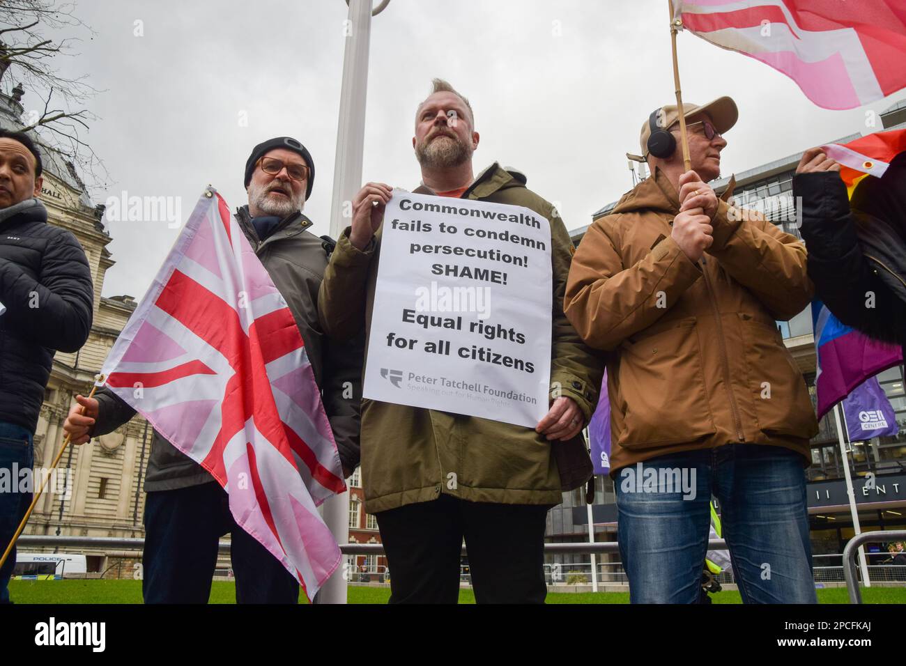 Londres, Angleterre, Royaume-Uni. 13th mars 2023. Des manifestants se sont rassemblés devant l'abbaye de Westminster pendant le Commonwealth Day Service pour protester contre les lois anti-LGBTQ dans 32 des 56 pays du Commonwealth. (Credit image: © Vuk Valcic/ZUMA Press Wire) USAGE ÉDITORIAL SEULEMENT! Non destiné À un usage commercial ! Banque D'Images