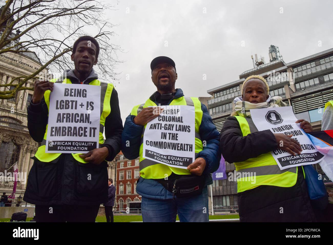 Londres, Angleterre, Royaume-Uni. 13th mars 2023. Des manifestants se sont rassemblés devant l'abbaye de Westminster pendant le Commonwealth Day Service pour protester contre les lois anti-LGBTQ dans 32 des 56 pays du Commonwealth. (Credit image: © Vuk Valcic/ZUMA Press Wire) USAGE ÉDITORIAL SEULEMENT! Non destiné À un usage commercial ! Banque D'Images
