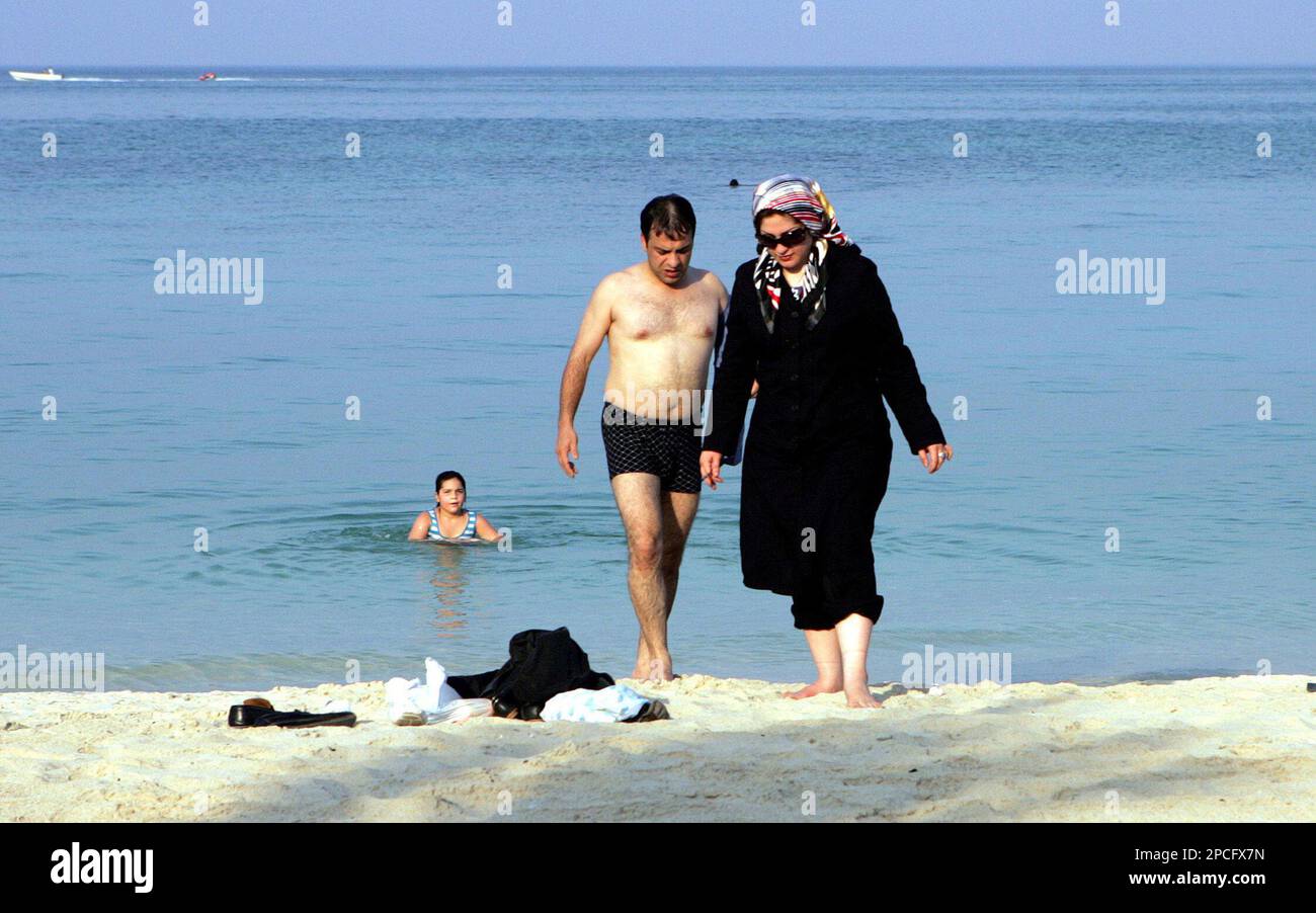 ** FILE ** An Iranian couple leave the men's beach at Kish island in Persian Gulf, Iran, Sept. 13, 2006. Men and women can't swim together legally and they have their own private beaches in separate locations in the island. (AP Photo/Kamran Jebreili) Banque D'Images