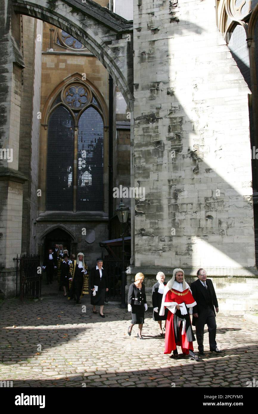 Britai's Lord Chancellor, Lord Falconer, front right, and Lord Chief Justice of England and Wales, Lord Phillips, front left, lead a procession of Judges leaving the Westminster Abbey after a religious service to the Houses of Parliament in a traditional ceremony to start the first of four terms of the legal year (Michaelmas term), London, Monday, Oct 2, 2006. (AP Photo/Sang Tan) Banque D'Images