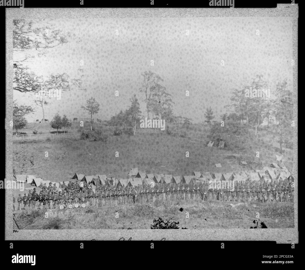 93D New York Infantry, Antietam, MD, sept. 1862 , Antietam, Maryland, septembre 1862. 93rd New York Infantry, QG, AoP. N° 941, titre de l'article, titre alternatif, photographe, et date du Catalogue des incidents photographiques de la guerre, de la galerie d'Alexander Gardner..par Bob Zeller, publié par le Centre pour la photographie de la guerre civile, c2003, écrit à la main sur verso: 'Simar Miller, vol. 1, p. 61', Don; Col. Godwin Ordway; 1948. États-Unis, Histoire, Guerre civile, 1861-1865, personnel militaire, États-Unis, Maryland, Antietam. Banque D'Images