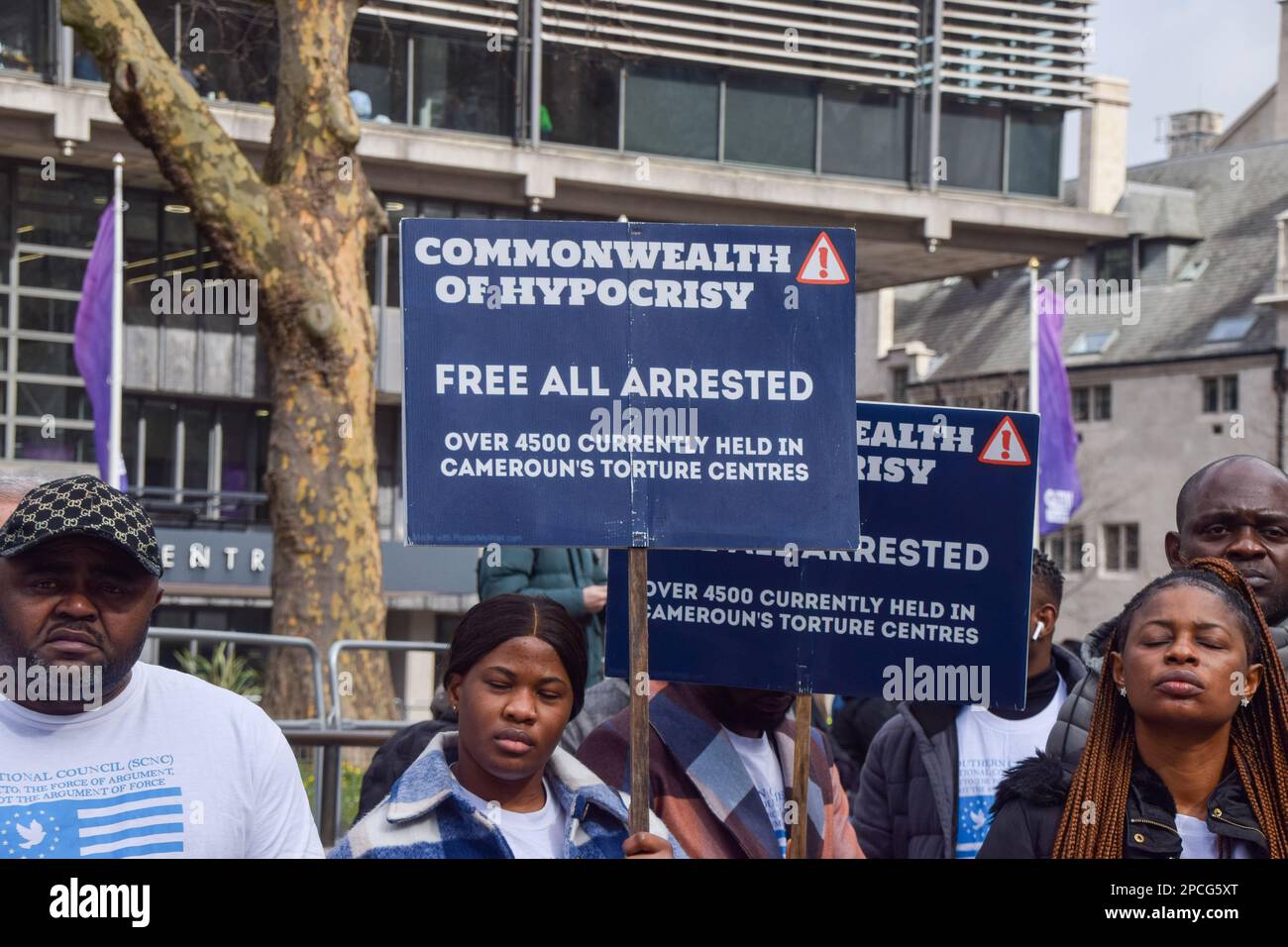 Londres, Angleterre, Royaume-Uni. 13th mars 2023. Des manifestants se sont rassemblés devant l'abbaye de Westminster lors du Commonwealth Day Service pour appeler les dirigeants mondiaux à agir sur le conflit dans la région du Cameroun connue sous le nom de Cameroun du Sud ou Ambazonia. (Credit image: © Vuk Valcic/ZUMA Press Wire) USAGE ÉDITORIAL SEULEMENT! Non destiné À un usage commercial ! Banque D'Images