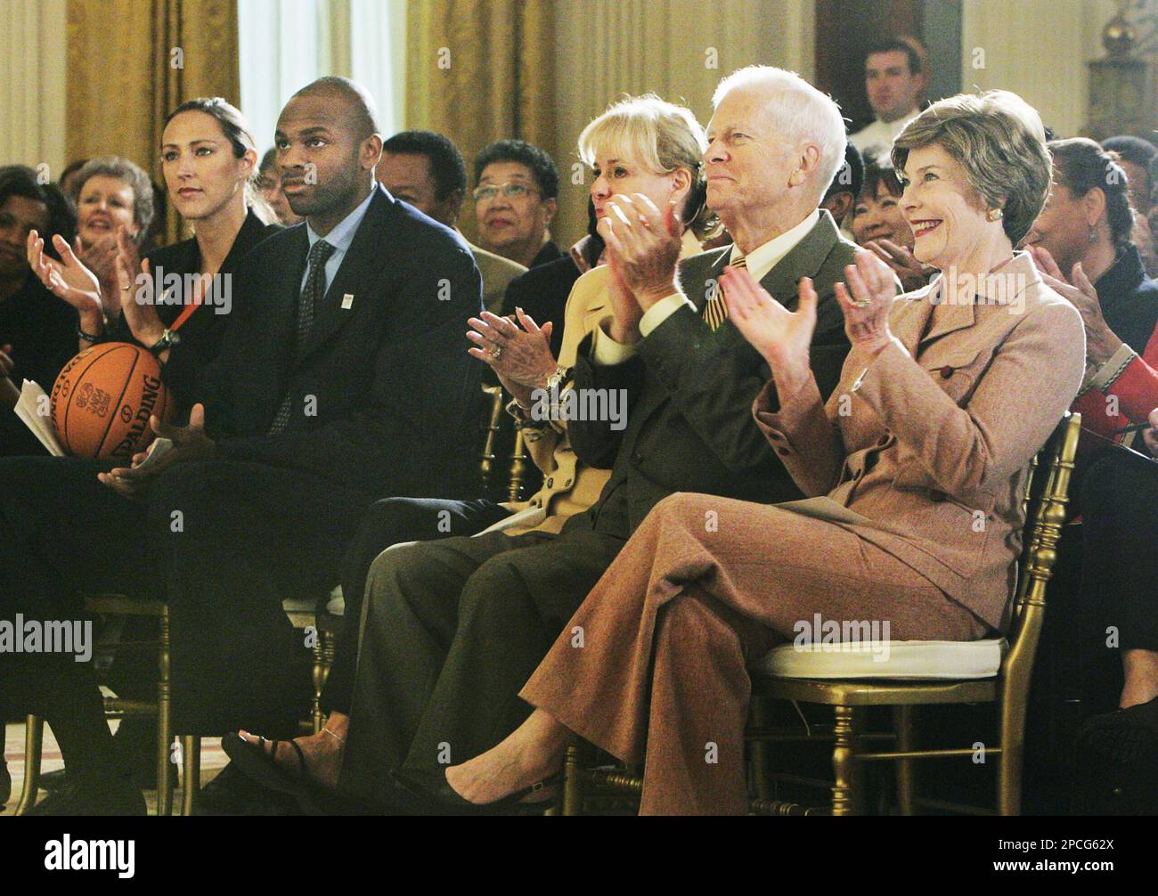 First lady Laura Bush, right to left, with Librarian of Congress Dr. James Billington, author and forensic anthropologist Kathy Reichs, Washington Wizards' center Brendan Haywood, and Detroit Shock's center Ruth Riley, applaud during a National Book Festival authors breakfast in the East Room at the White House, Saturday, Sept. 30, 2006, in Washington. (AP Photo/Manuel Balce Ceneta) Banque D'Images