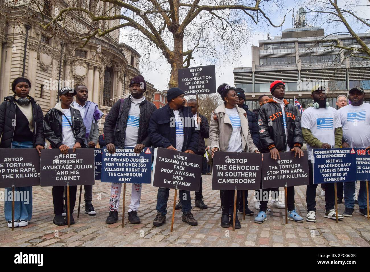 Londres, Angleterre, Royaume-Uni. 13th mars 2023. Des manifestants se sont rassemblés devant l'abbaye de Westminster lors du Commonwealth Day Service pour appeler les dirigeants mondiaux à agir sur le conflit dans la région du Cameroun connue sous le nom de Cameroun du Sud ou Ambazonia. (Credit image: © Vuk Valcic/ZUMA Press Wire) USAGE ÉDITORIAL SEULEMENT! Non destiné À un usage commercial ! Banque D'Images