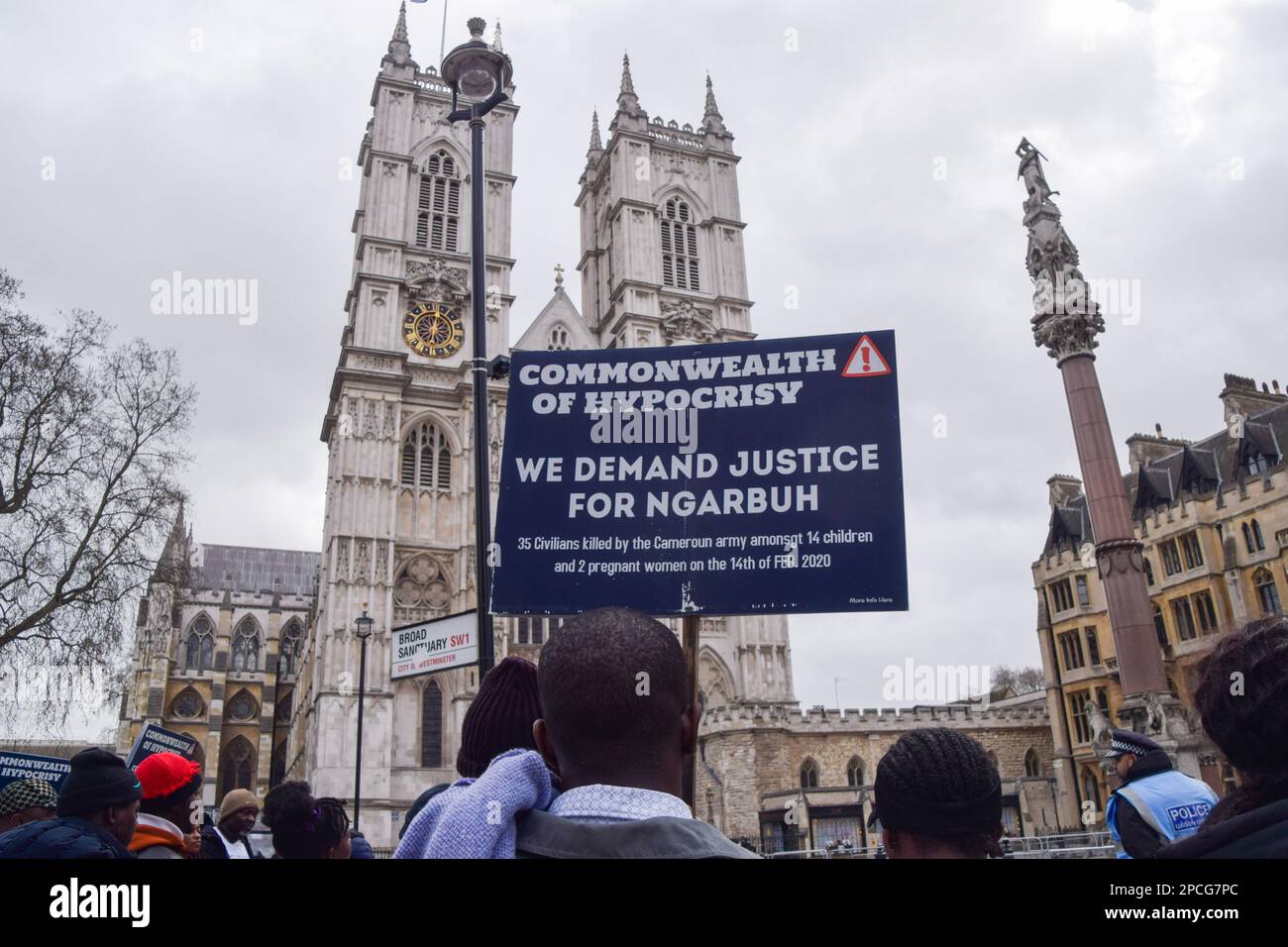 Londres, Angleterre, Royaume-Uni. 13th mars 2023. Des manifestants se sont rassemblés devant l'abbaye de Westminster lors du Commonwealth Day Service pour appeler les dirigeants mondiaux à agir sur le conflit dans la région du Cameroun connue sous le nom de Cameroun du Sud ou Ambazonia. (Credit image: © Vuk Valcic/ZUMA Press Wire) USAGE ÉDITORIAL SEULEMENT! Non destiné À un usage commercial ! Banque D'Images