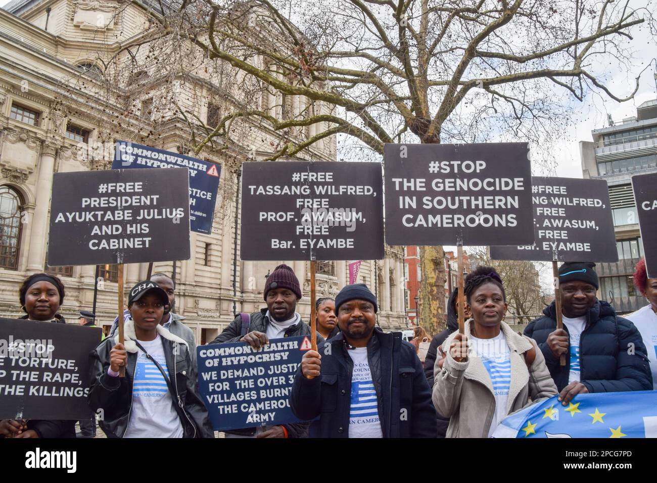 Londres, Angleterre, Royaume-Uni. 13th mars 2023. Des manifestants se sont rassemblés devant l'abbaye de Westminster lors du Commonwealth Day Service pour appeler les dirigeants mondiaux à agir sur le conflit dans la région du Cameroun connue sous le nom de Cameroun du Sud ou Ambazonia. (Credit image: © Vuk Valcic/ZUMA Press Wire) USAGE ÉDITORIAL SEULEMENT! Non destiné À un usage commercial ! Banque D'Images