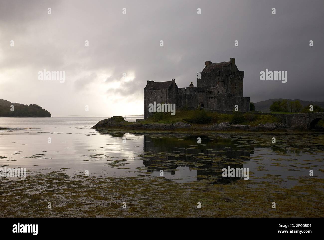 Photographie couleur du château d'Eilean Donan au coucher du soleil, Dornie, Écosse, Royaume-Uni, 2022. Banque D'Images