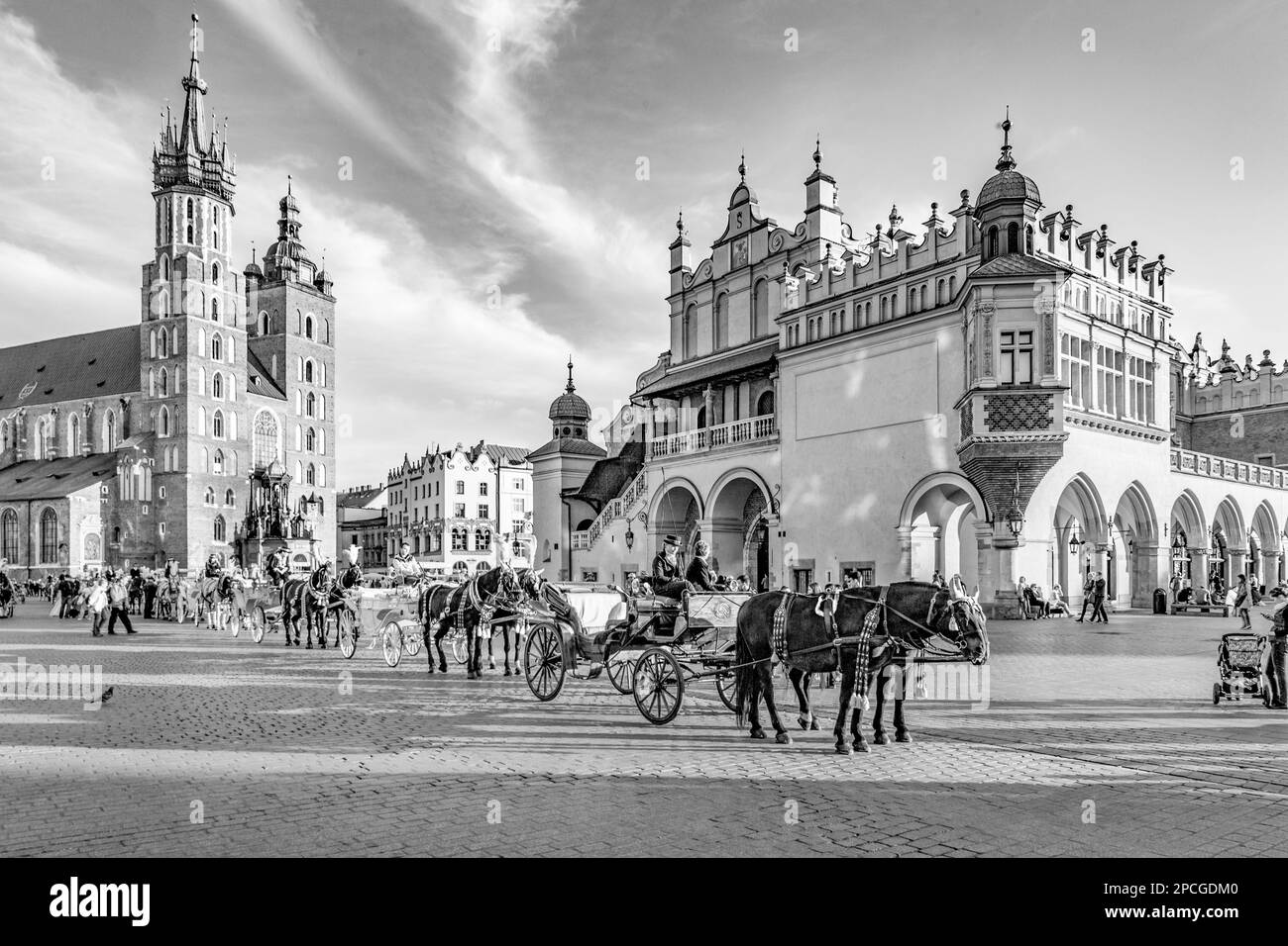 CRACOVIE, POLOGNE - OCT 7, 2014: Calèches en face de l'église Mariacki sur la place principale de la ville de Cracovie. Faire une balade à cheval en calèche est très pop Banque D'Images