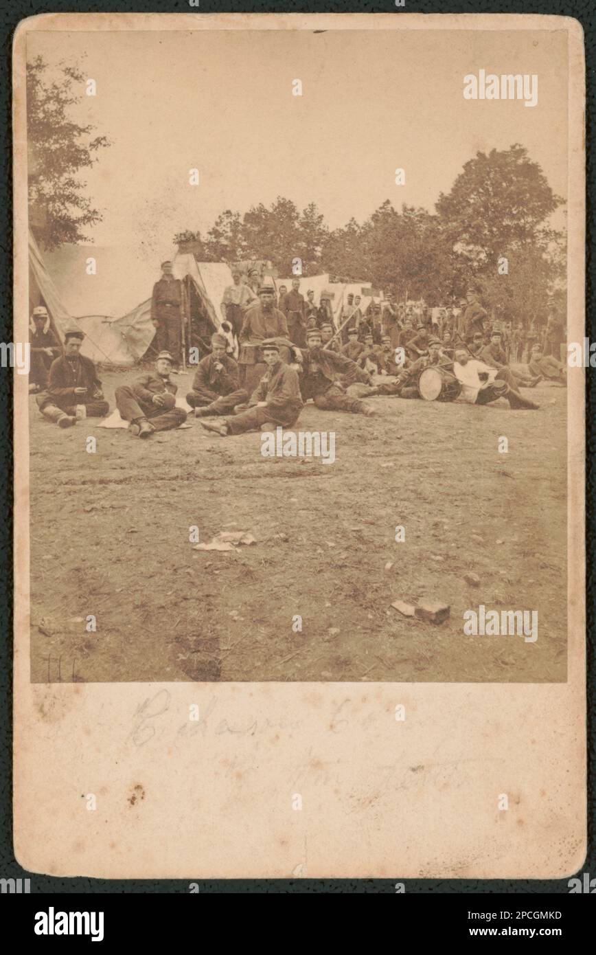 Soldats de l'Union non identifiés à l'extérieur des tentes au camp. Collection de photos de la guerre civile de la famille Liljenquist , pp/papier liljpaper. Etats-Unis, Armée, peuple, 1860-1870, soldats, Union, 1860-1870, uniformes militaires, Union, 1860-1870, Camps militaires, Union, 1860-1870, Tents, 1860-1870, États-Unis, Histoire, Guerre civile, 1861-1865, personnel militaire, Union, États-Unis, Histoire, Guerre civile, 1861-1865, Vie militaire, Union. Banque D'Images