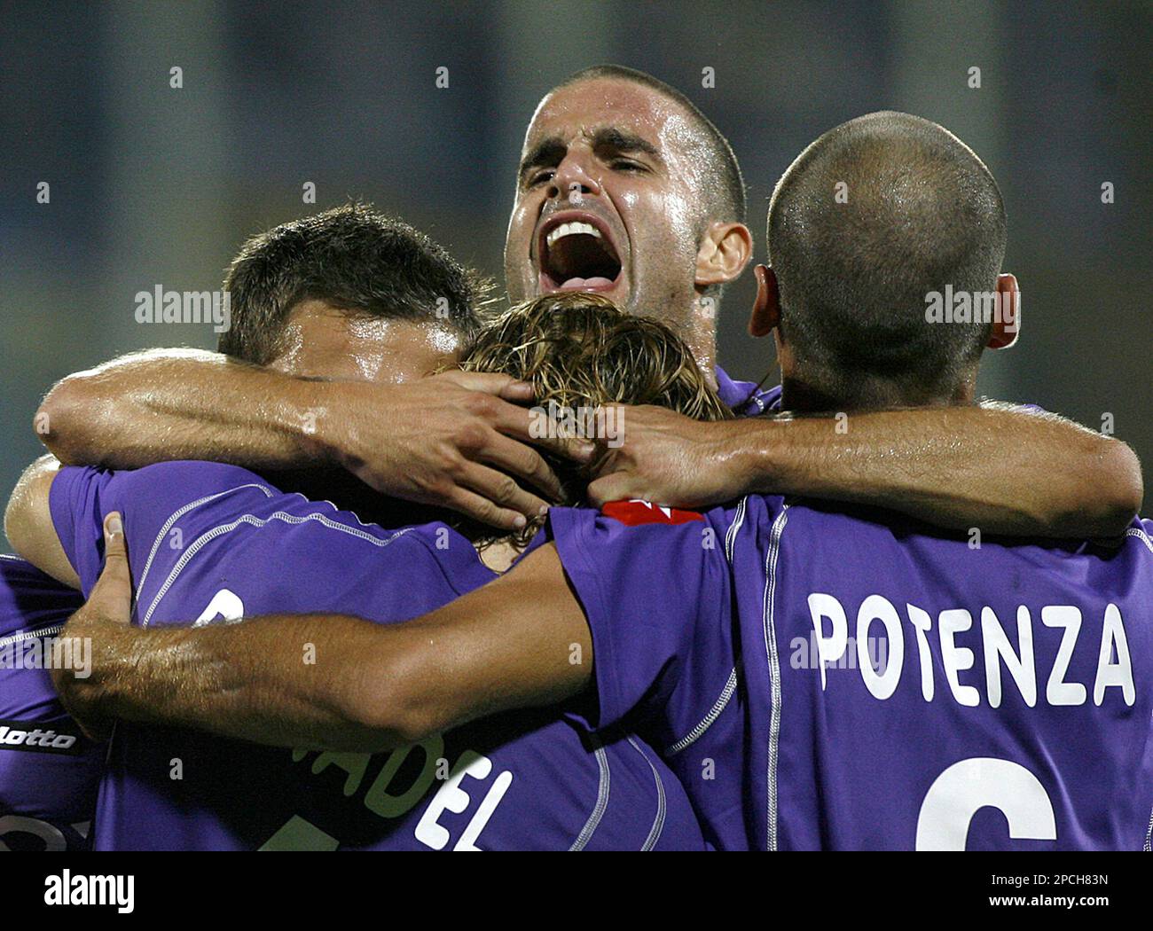 Fiorentina's forward Adrian Mutu from Romania, center, celebrates with his teammates, including forward Luca Toni, left, after scoring during the Italian first division Serie A soccer match between Fiorentina and Parma in Florence, central Italy, Wednesday September 20, 2006. Fiorentina won 1- 0. (AP Photo / Lorenzo Galassi) Banque D'Images