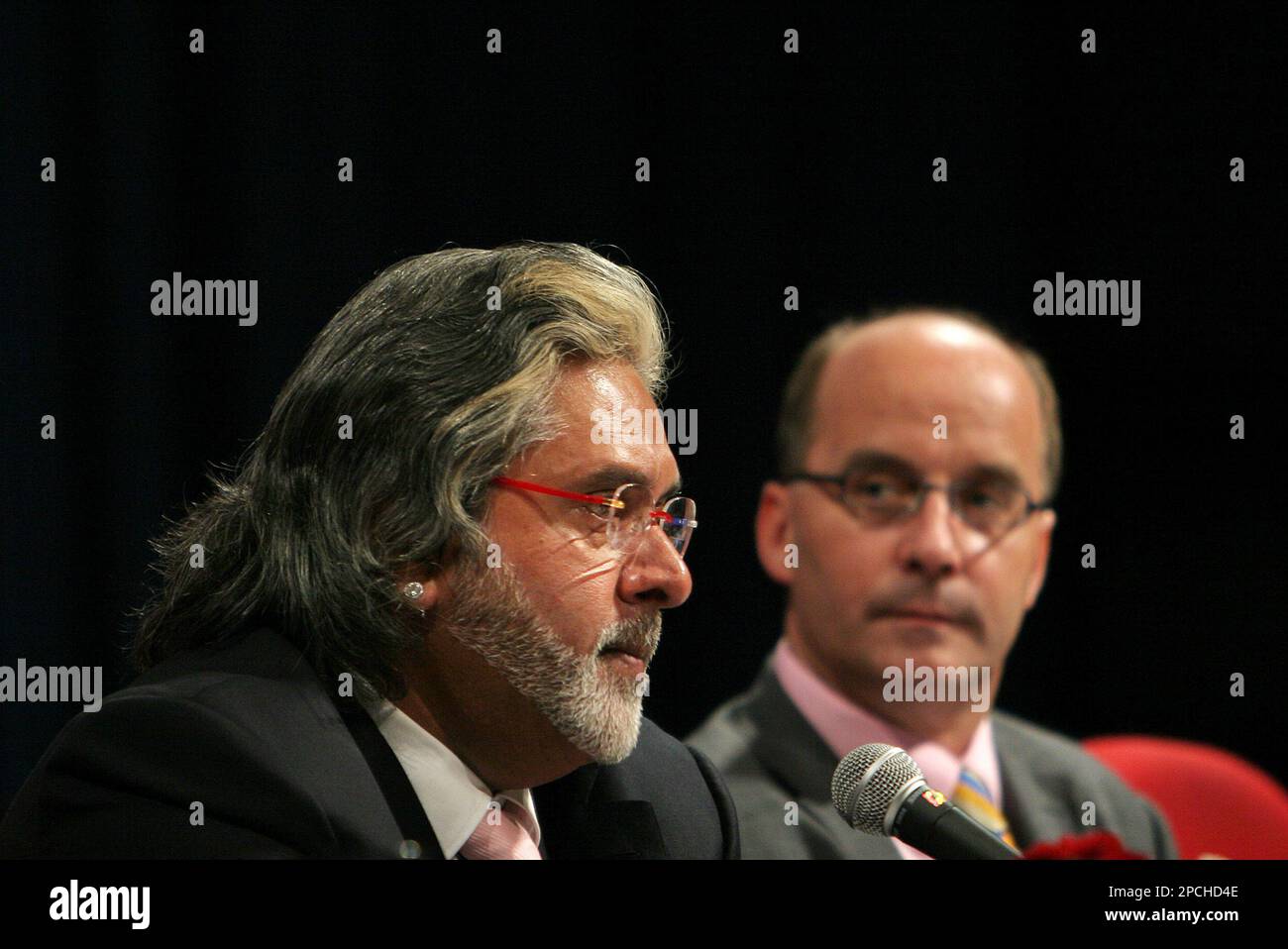 Indian lawmaker and Chairman United Breweries Limited Vijay Mallya, left, speaks as Director John Simon Hunt looks on at the annual general meeting of the company in Bangalore, India, Tuesday, Sept. 19, 2006. Mallya said that the company has recorded a growth of 18 percent against an industry growth of 14 percent thereby increasing the combined market share of the company to over 50 percent. (AP Photo/Aijaz Rahi) Banque D'Images