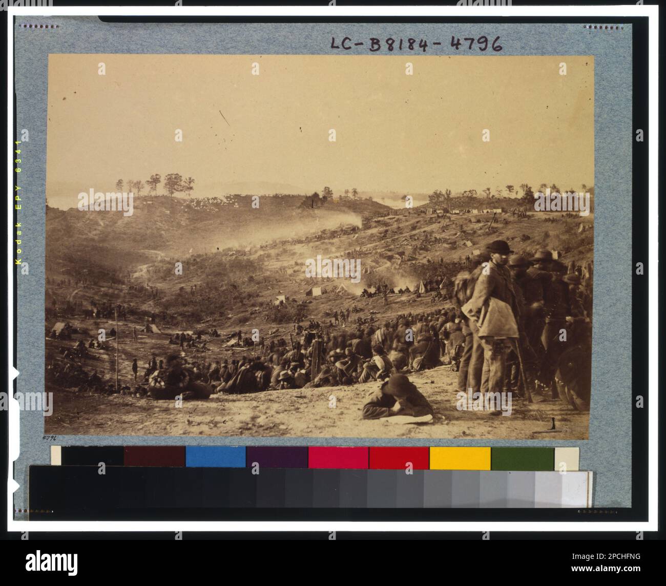 Prisonniers confédérés à Belle Plain Landing, Virginie, capturés avec la division de Johnson, 12 mai 1864. N° 4796, titre de l'article, cadeau; Col. Godwin Ordway; 1948. Etats-Unis, Histoire, Guerre civile, 1861-1865, Etats-Unis, Virginie. Banque D'Images