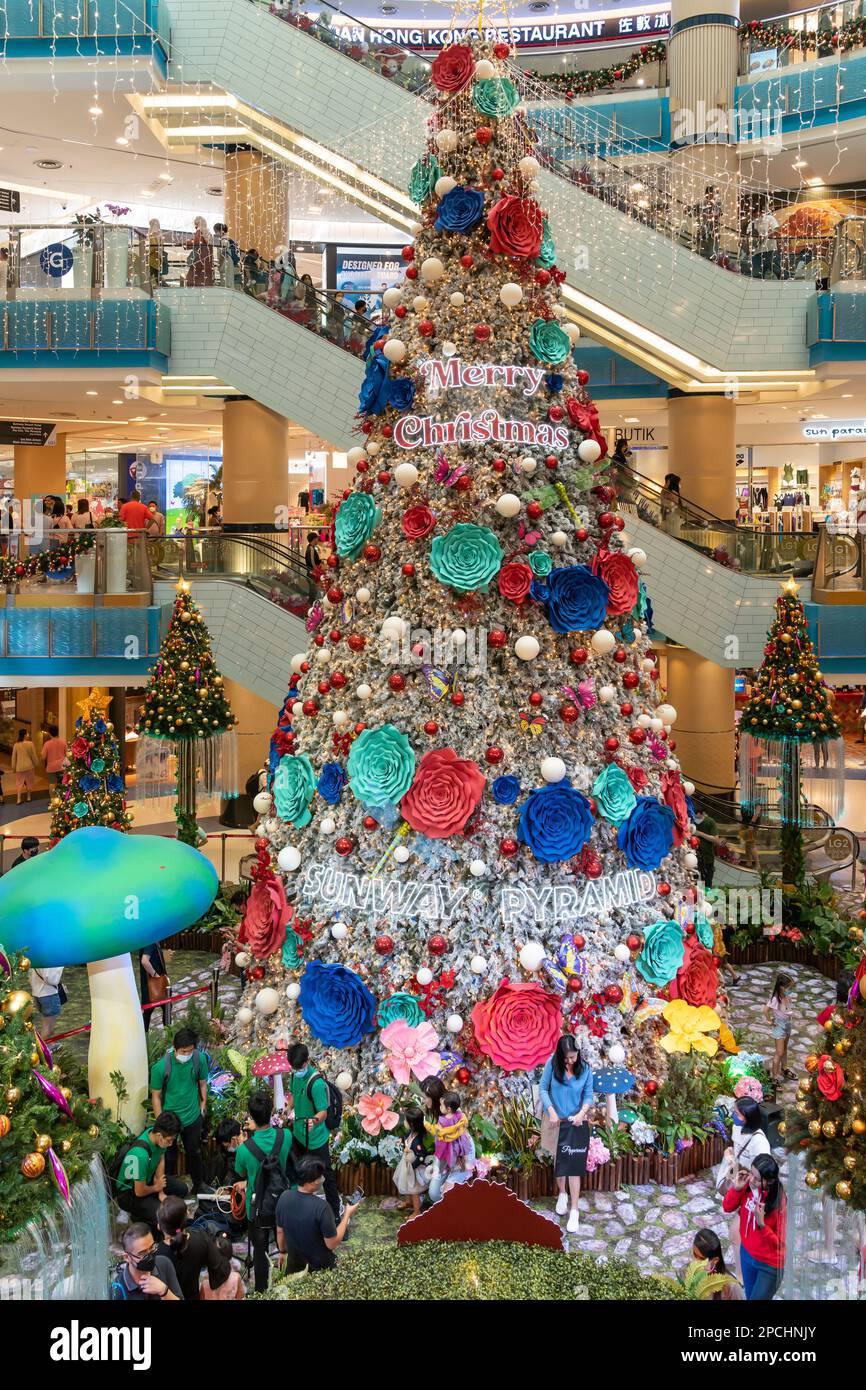 Kuala Lumpur,Malaisie - 13 mars,2023 : magnifique décoration de Noël dans le centre commercial Sunway Pyramid. Les gens peuvent visiter et faire du shopping dans les environs Banque D'Images