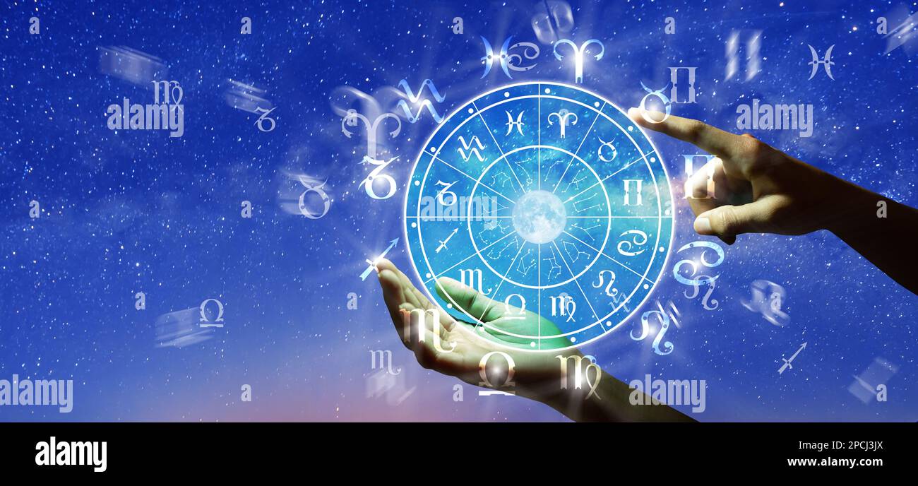 Signes astrologiques du zodiaque à l'intérieur du cercle de l'horoscope. Astrologie, connaissance des étoiles dans le ciel sur la voie laiteuse et la lune. Banque D'Images