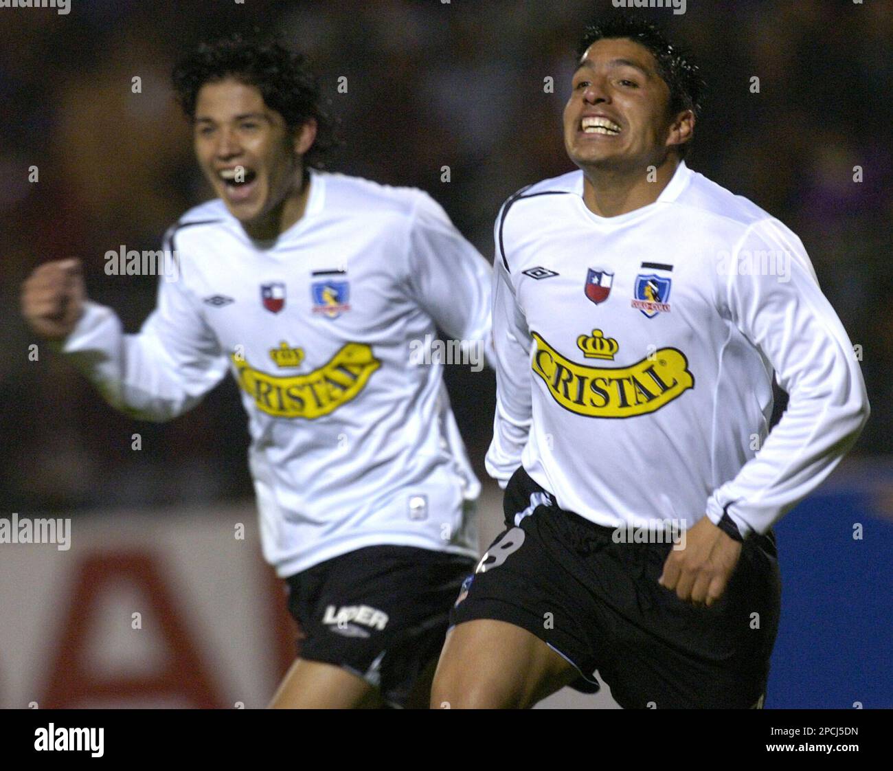 Chile's Colo Colo's player Jose Luis Jerez, right, celebrates after his goal agaisnt Peru's soccer team Bolognesi during the second half of their Copa Sudamericana soccer match at Jorge Basadre Stadium in Tacna, Peru on Tuesday, Sept. 12, 2006. (AP Photo/Karel Navarro) Banque D'Images