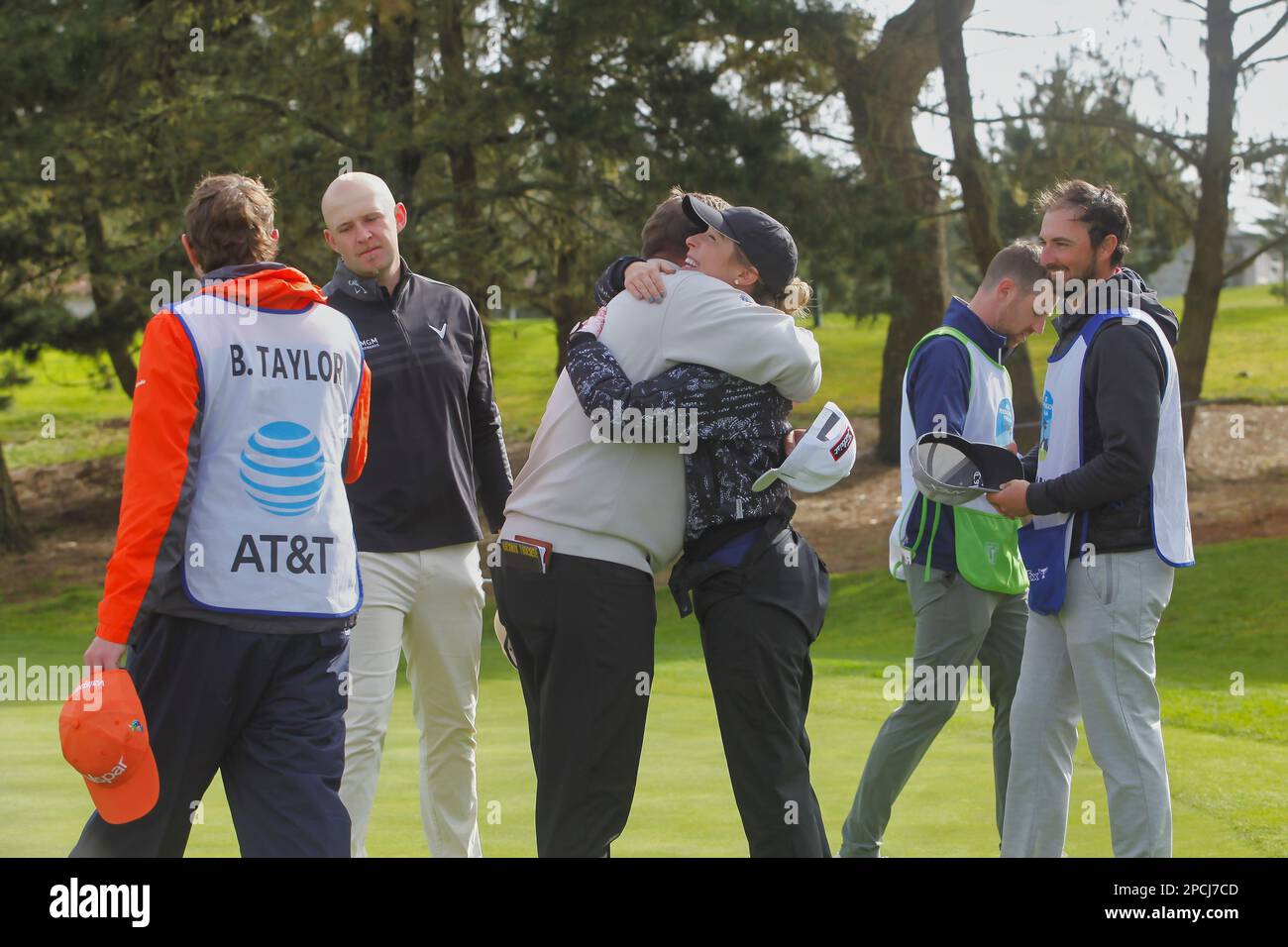 Pebble Beach, CA., Etats-Unis - 5th février 2023 joueur du PGA Tour, Ben Taylor Hugs ex-Miss America Kira Dixon après leur tour avec son collègue de Tour, Har Banque D'Images