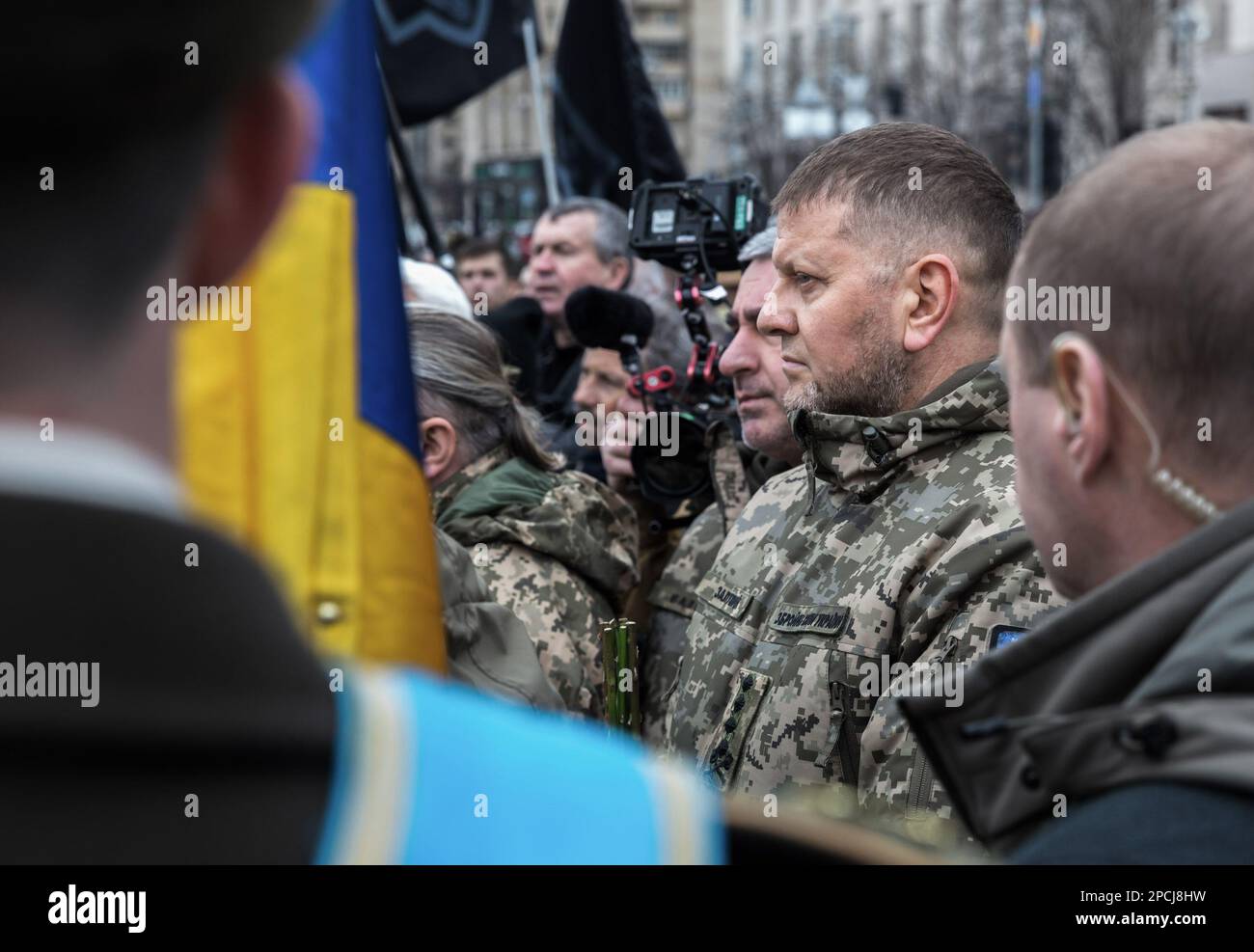 Kiev, Ukraine. 10th mars 2023. Valeriy Fyodorovych Zaluzhniy dit adieu au cercueil avec le corps du soldat ukrainien et héros de l'Ukraine Dmytro Kotsiubalio, connu sous le nom de 'Da Vinci', lors d'une cérémonie funéraire sur la place de l'indépendance dans le centre de Kiev. Valerii Fedorovych Zaluzhnyi est un général ukrainien quatre étoiles qui est commandant en chef des forces armées ukrainiennes depuis le 27 juillet 2021. Il est également membre du Conseil de sécurité nationale et de défense de l'Ukraine. (Credit image: © Mykhaylo Palinchak/SOPA Images via ZUMA Press Wire) USAGE ÉDITORIAL SEULEMENT! Non Banque D'Images