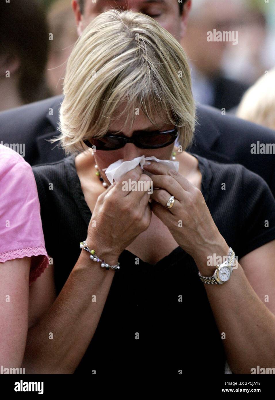 A relative of a victim who died in the Sept. 11 terrorist attack on the World Trade Center, reacts in Grovesnor Square, London, Monday Sept. 11, 2006. Relatives of the 67 Britons killed in the Sept. 11 attacks five years ago tearfully remembered their dead Monday at a memorial garden near the U.S. Embassy. (AP Photo/Kirsty Wigglesworth, pool) Banque D'Images