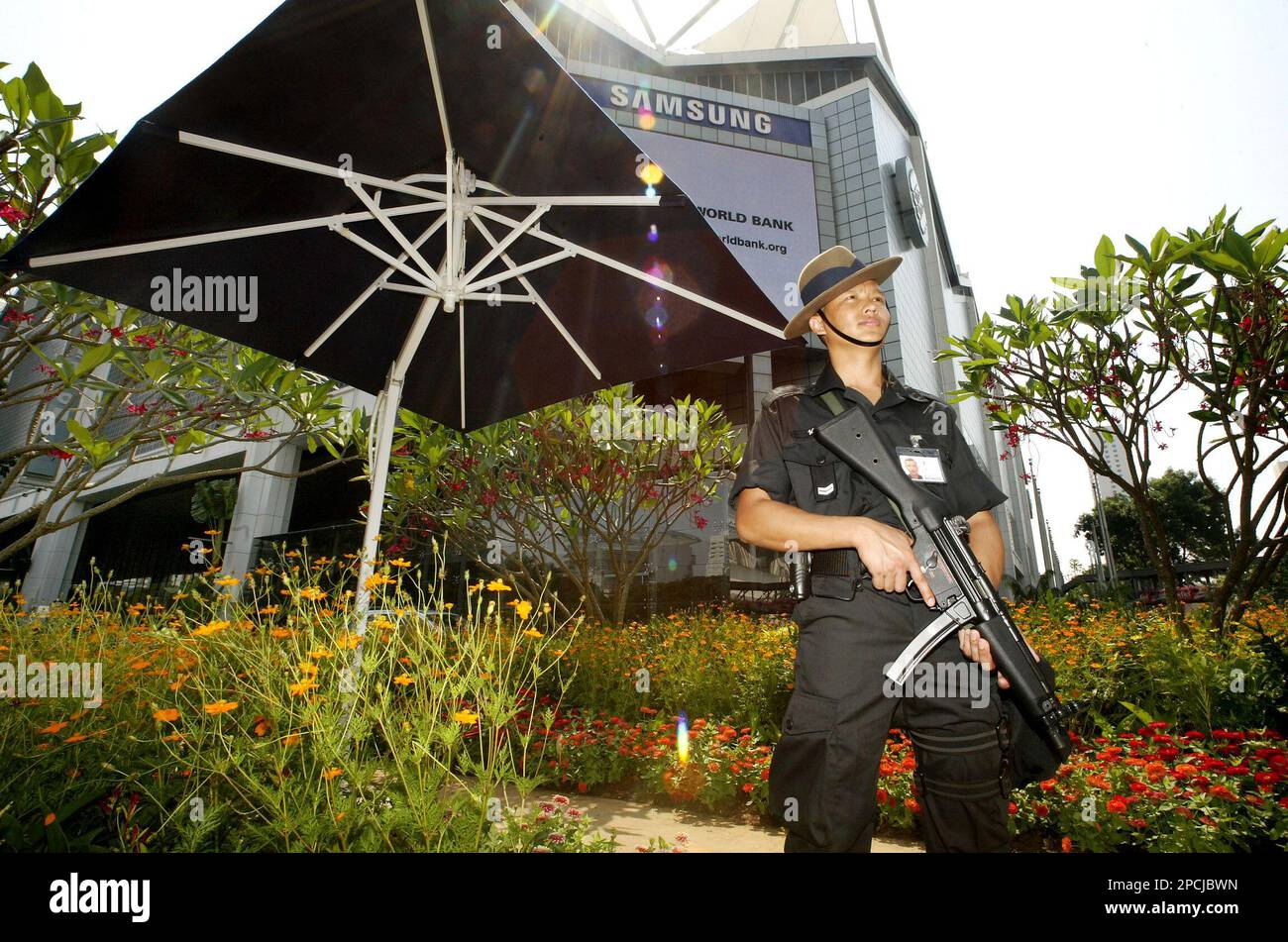 A Gurkha soldier stands guard in front of the venue where the International Monetary Fund meets next week, Monday, Sept. 11, 2006 in Singapore. The IMF meets, the first time in Asia since the 1997 financial crisis hit the region, intent on vamping itself to give greater power to emerging economies in hopes of enhancing the legitimacy of the 61-year-old institution. (AP Photo/Wong Maye-E) Banque D'Images