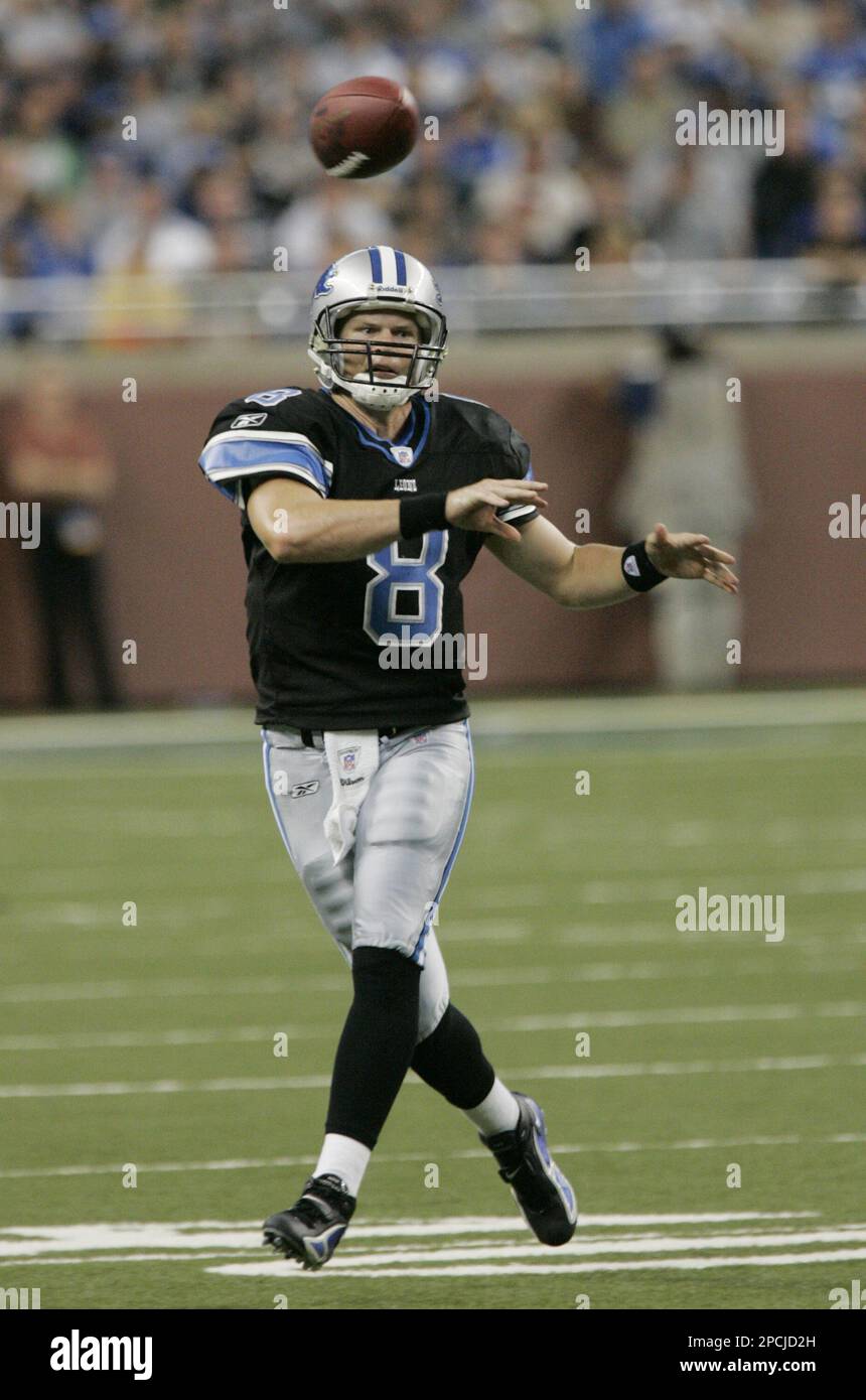 Detroit Lions quarterback Jon Kitna throws during the game against the Seattle Seahawks in the fourth quarter at Ford Field in Detroit, Sunday, Sept. 10, 2006. (AP Photo/Carlos Osorio) Banque D'Images