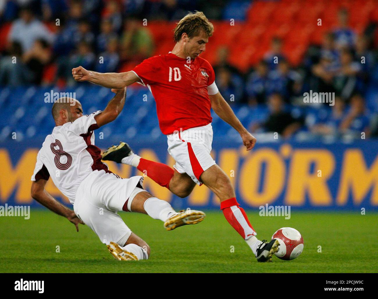 Austria's Andreas Ivanschitz, right, and Venezuela's Alain Giroletti, right, fight for the ball during their friendly soccer match in the St. Jakob stadium in Basel, Switzerland, on Wednesday, Sept. 6, 2006. Switzerland, Austria, Venezuela and Costa Rica participate in a four-country tournament in Basle and Geneva. (AP Photo/Keystone, Steffen Schmidt) Banque D'Images