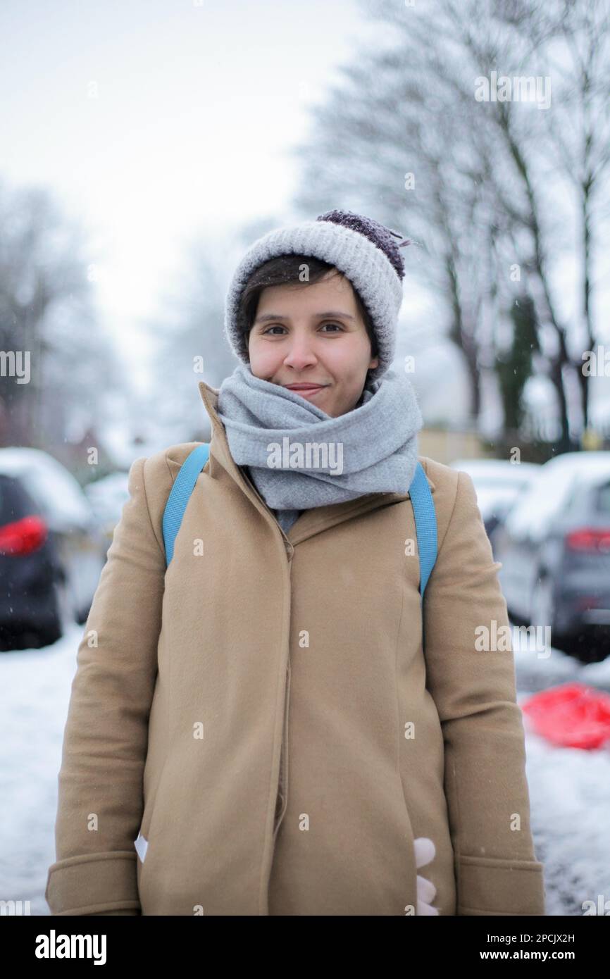 Jeune femme marchant dans la neige Banque D'Images