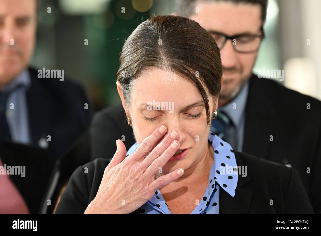 Resolution Ricky Maddison Susie forte (au centre), veuve du gendarme Brett forte, est vu parler ...