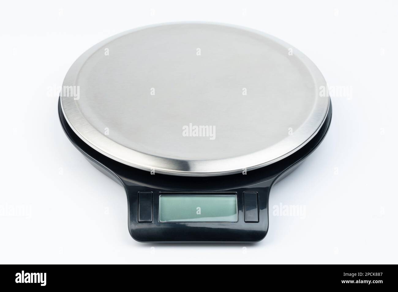 Balance de cuisine numérique avec plaque métallique sans balais isolée Banque D'Images