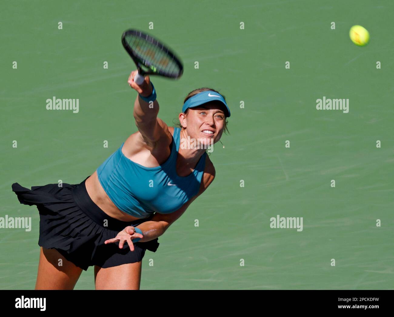 Indian Wells, Californie, États-Unis. 13 mars 2023 Paula Badosa, d'Espagne, sert contre Elena Rybakina, du Kazakhstan, lors de l'ouverture de BNP Paribas en 2023 au jardin de tennis de Indian Wells, en Californie. Crédit photo obligatoire : Charles Baus/CSM Banque D'Images