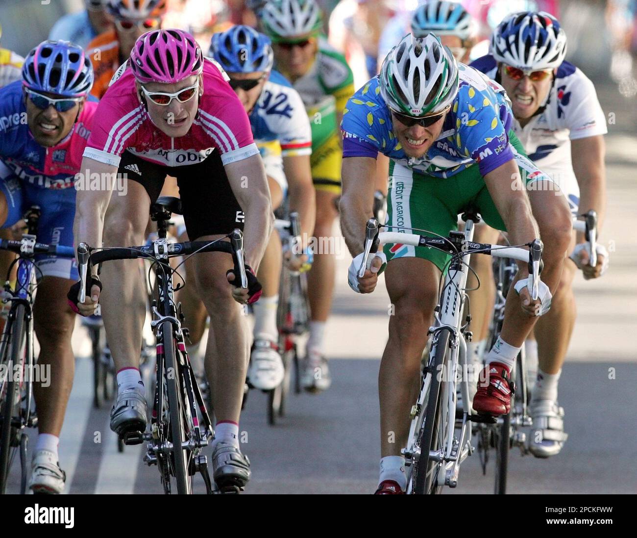Norwegian cyclist Thor Hushovd of the Credit Agricole team, right, sprints to win against German rider Andre Greipel from T-Mobile team, left, before winning the sixth stage of the Spanish Vuelta from Zamora to Leon, Spain, Thursday, Aug. 31, 2006. Italian rider Danilo Di Luca of the Liquigas team retained the overall lead. (AP Photo/Bernat Armangue) Banque D'Images