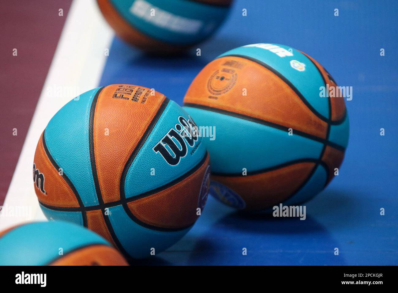 Saint-Pétersbourg, Russie. 13th mars 2023. Ballons officiels Wilson lors du match de basketball de la VTB United League, saison 2022/2023, Zenit Saint Petersbourg - CSKA Moscou à Saint Petersbourg à Sibur Arena. Crédit : SOPA Images Limited/Alamy Live News Banque D'Images