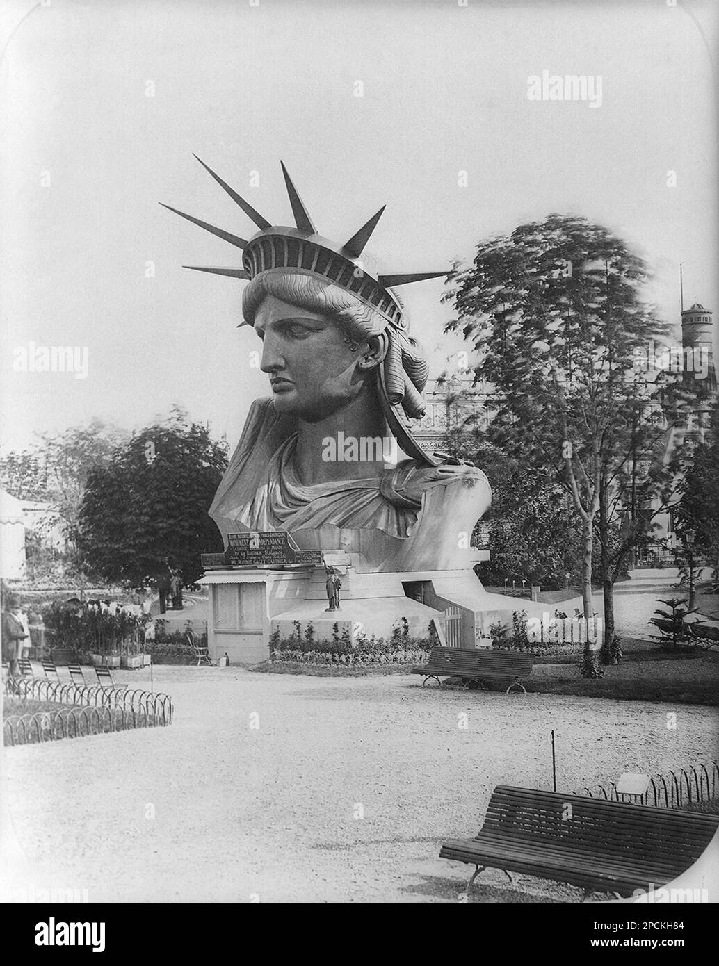 1878, PARIS , FRANCE : l'architecte et sculpteur français FRÉDÉRIC AUGUSTE  BARTHOLDI ( 1834 - 1904 ). Tête de la Statue de la liberté exposée dans le  parc de Paris lors de