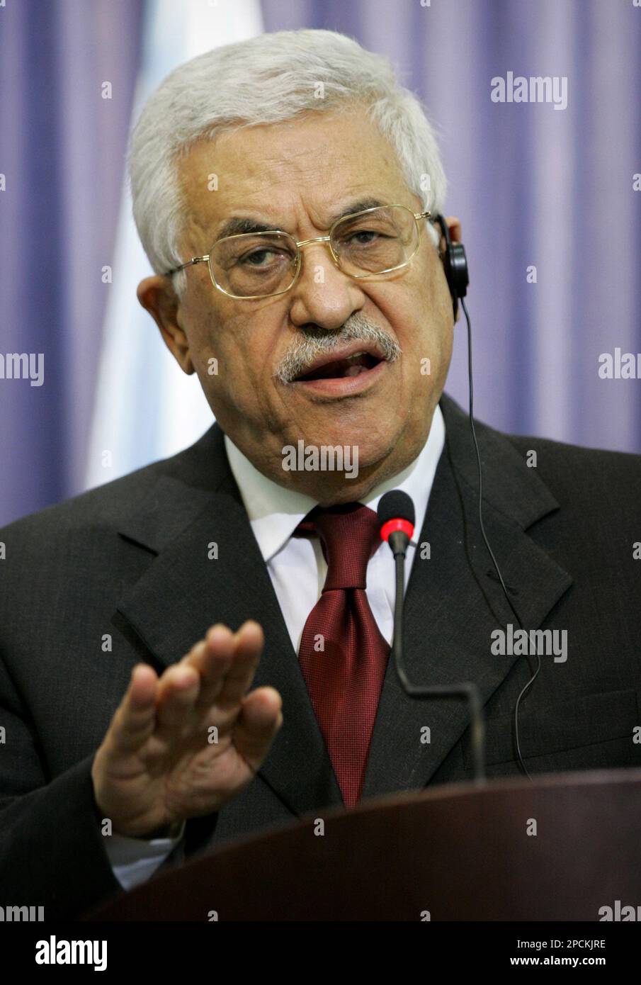 Palestinian Authority President Mahmoud Abbas speaks during a joint press conference with U.N Secretary-General Kofi Annan, not seen, after their meeting in the West Bank town of Ramallah, Wednesday Aug. 30, 2006. (AP Photo/Alexander Zemlianichenko) Banque D'Images
