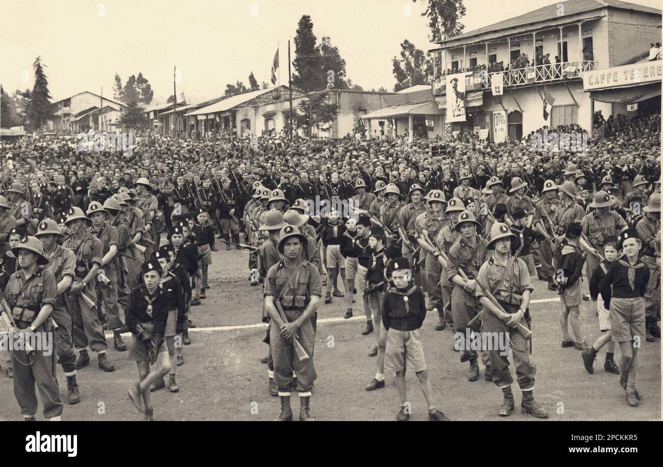 1938 , novembre , ADDIS ABEBA , ETHIOPIE , AFRIQUE : le jeune enfant fasciste italien BALILLA avec le MILIZIA à l'école militar commence avant - INIZIO CORSO PRELIMINARE - ( Afrique orientale - Ouest Afrique ) - ETIOPIA - A.O.I. - AFRIQUE ORIENTALE ITALIANA - FASCISMO - FASCISTA - FASCISME - ANNI TRENTA - 30's - '30 - porto - portrait - ritrato - jeune homme - hommes - uomo - uomini - enfants - fantazia - enfance - bambini - chemise NOIRE - CAMICIA NERA - FOTO STORICHE - PHOTOS D'HISTOIRE - - ITALIE - ITALIE - COLONIE ITALIANE - COLONIALISME - COLONIALISMO ITALIANO EN AFRIQUE - XX CENTURY - Banque D'Images