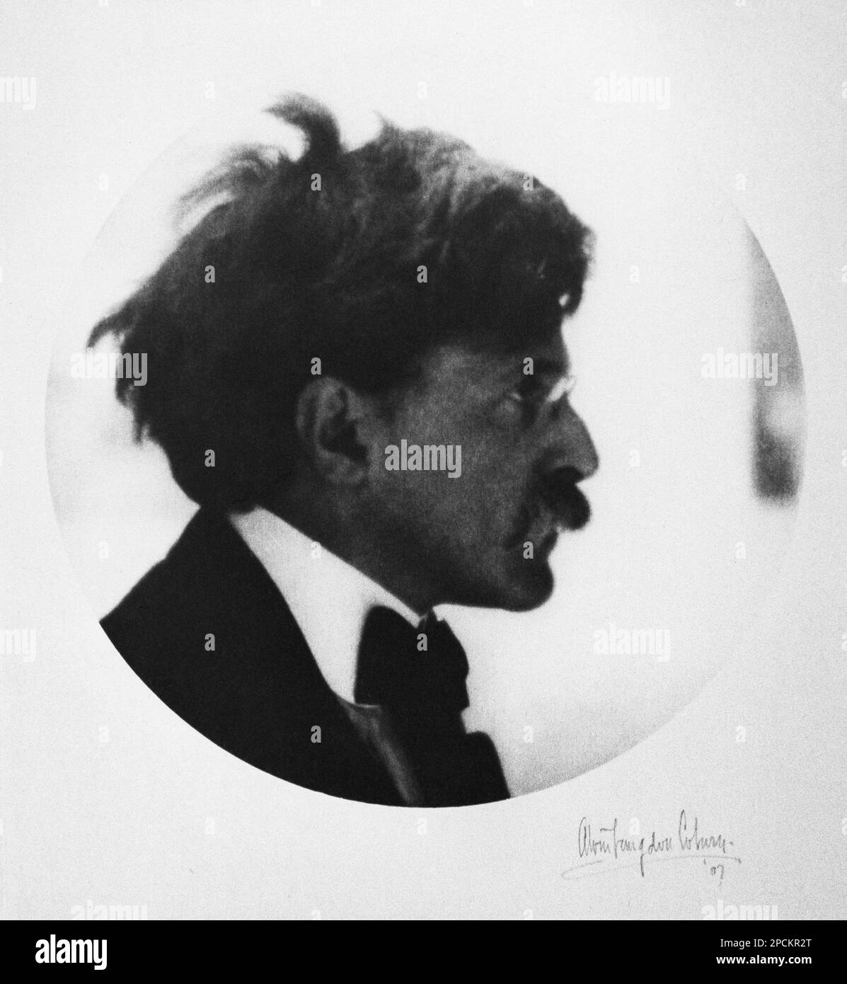 1900 CA , ETATS-UNIS : ALFRED STIEGLITZ ( 1864 - 1946 ). Photo portrait de ' Camera work 'magazine par Alvin Langdon Coburn . Était un photographe américain et promoteur d'art moderne qui a joué un rôle déterminant au cours de ses cinquante années de carrière dans la fabrication de la photographie comme forme d'art acceptée. En plus de sa photographie, Stieglitz est connu pour les galeries d'art de New York qu'il a couru au début du 20th siècle, où il a présenté de nombreux artistes européens d'avant-garde aux États-Unis Il est marié au peintre Georgia O'Keeffe - PORTRAIT - RITRATTO - bachigi - moustache - ARTE - ARTS VISUELS - ARTI VISIVE - Tie Bow - p Banque D'Images