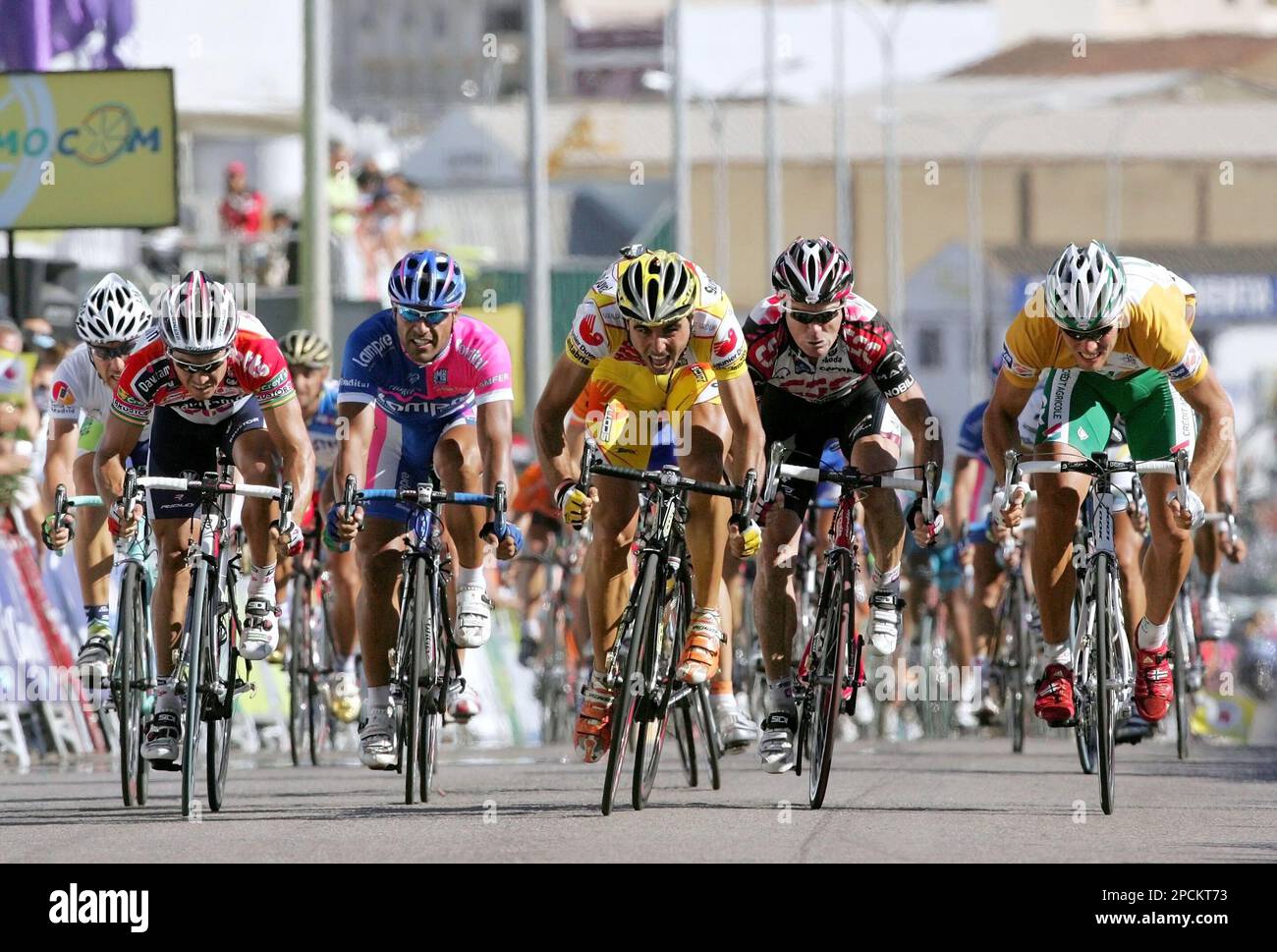 Spanish rider Francisco Jose Ventoso from the Saunier Duval team, center, sprints to win the third stage of the Spanish Vuelta in Almendralejo, southern Spain, Monday, Aug. 28, 2006. Ventoso finished the 219-kilometer (132-mile) stage in 5 hours, 43 minutes, 45 seconds. Norway's Thor Hushovd from Credit Agricole team, right, retained the overall lead. (AP Photo/Bernat Armangue) Banque D'Images