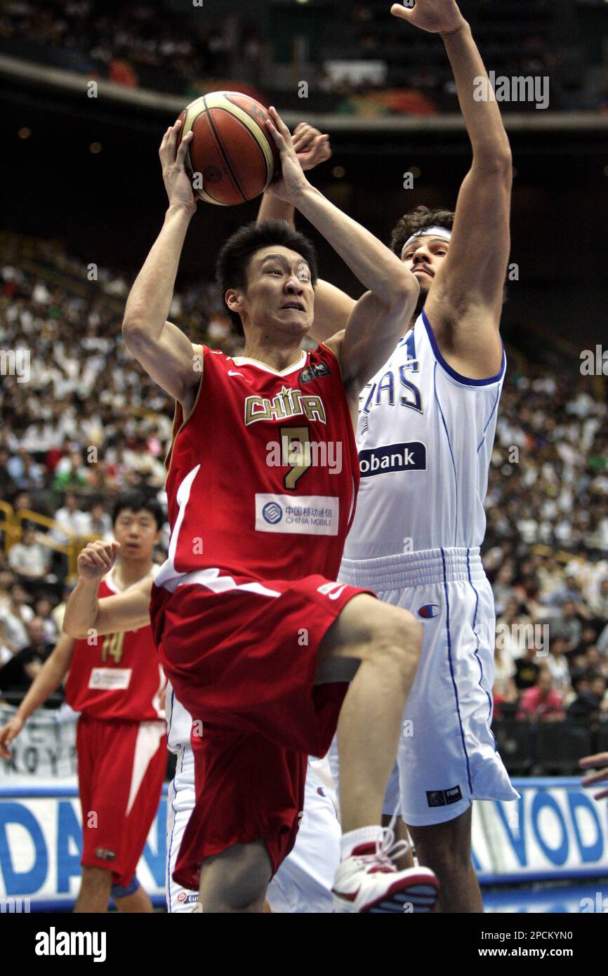 China's Sun Yue drives to the basket against Greece's Lazaros Papadopoulos during action Sunday, Aug. 27, 2006, in Saitama, Japan Sunday, Aug. 27, 2006, at the World Basketball Championships. (AP Photo/Dusan Vranic) Banque D'Images