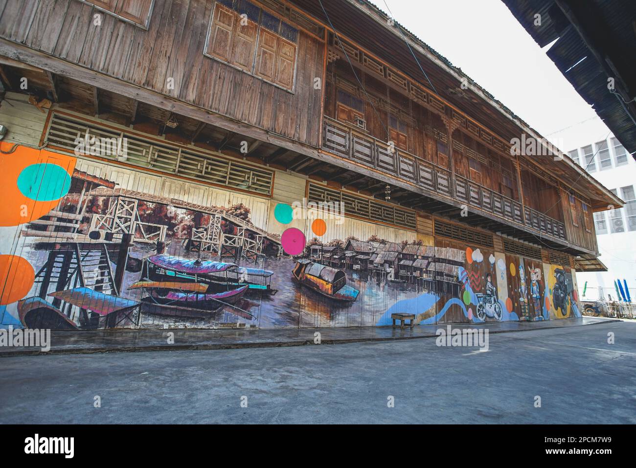 Suphan Buri, Thaïlande - 11 décembre 2022 : graffiti coloré sur le mur du vieux marché de Samchuk, province de Suphan Buri, Thaïlande. Banque D'Images