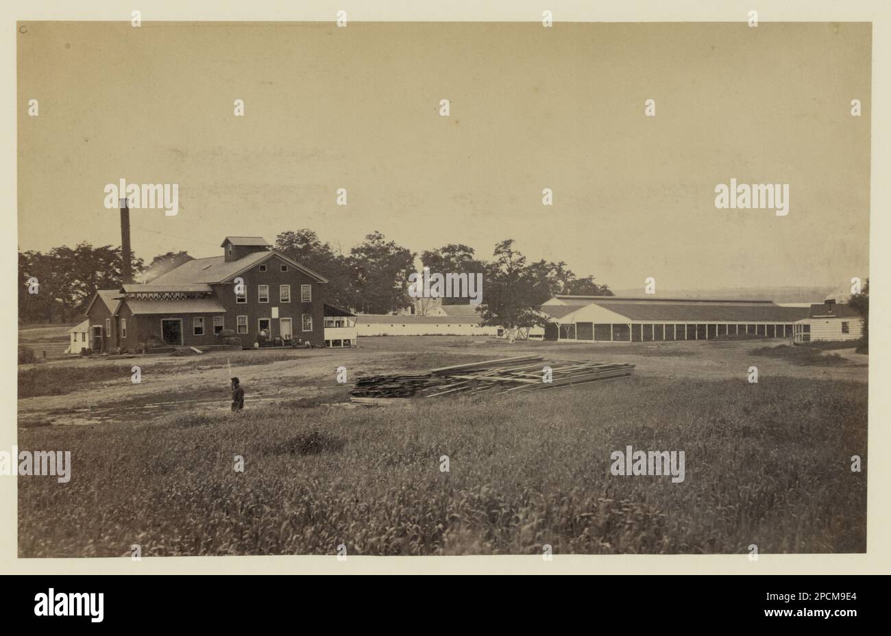 Giesboro, Maryland. Autre titre de la source publiée: Feed Mill, Giesboro car Depot, juillet 1865, titre de l'item, publié dans: Russell's civil War Photographs : 116 gravures historiques / par Andrew J. Russell ; avec une préface de Joe Buberger et Matthew Isenberg. New York : Dover Publications, c1982, no 78. Dépôts militaires, Washington (D.C.), 1860-1870, États-Unis, Histoire, Guerre civile, 1861-1865, installations militaires, Union. Banque D'Images