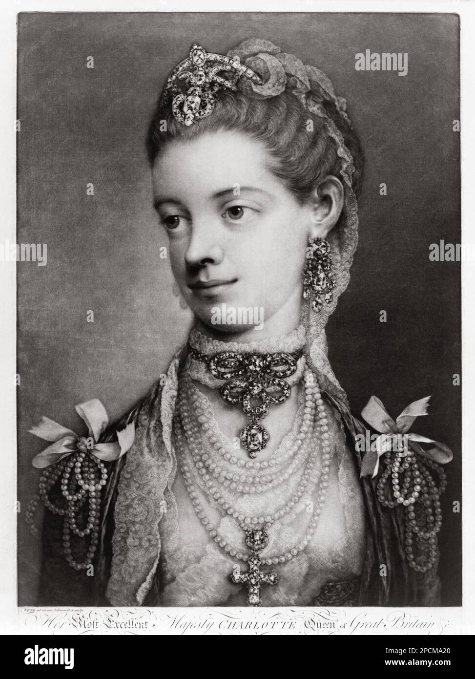 1761 CA, Londres , GRANDE-BRETAGNE : la Reine Sophia CHARLOTTE d'ANGLETERRE ( 1744 – 1818). Née Charlotte de Mecklembourg-Strelitz était la reine-consort du Royaume-Uni comme femme du roi George III . Était un patronne des arts, connu entre autres par Johann Christian Bach et Wolfgang Amadeus Mozart. Elle était également un botaniste amateur qui a aidé à établir Kew Gardens. George III et la reine Charlotte avaient 15 enfants, dont 13 ont survécu jusqu'à l'âge adulte. Mère des rois George IV et Guillaume IV d'Angleterre - REALI - ROYALTIES - nobili - nobiltà - noblesse - GRAND BRETAGNA - GRANDE-BRETAGNE - INGHILTER Banque D'Images