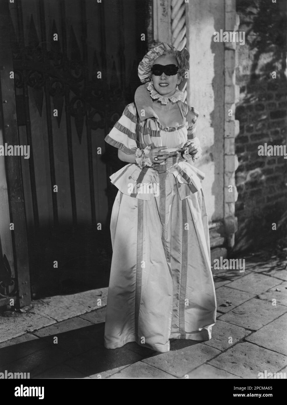 1950 , GRANDE-BRETAGNE : l'actrice italienne VALENTINA CORTESE ( née le 1 janvier 1925 ?? Milan , Italie ) En Angleterre filmant l'OMBRE du film du WAGLE par Sidney Salkow - FILM - CINÉMA ITALIANO - TEATRO - atrice - portrait - ritratto - capelli biondi - bionda - cheveux blond - blondie - anello - bague - bijoux - gioielllo - gioielli - masque - maschera - carnevale - mardi gras - collier - Colletto - chapeau - cappello - déguisement - costume vestito da festa mascherata - sourire - sorriso - Brightella - Colombina - Venise - Venezia - FILM - Carnaval - Carnevale --- Archivio GBB Banque D'Images