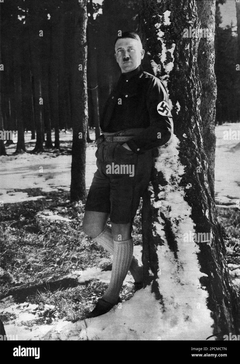 Années 1930 : le dictateur allemand de Fuhrer ADOLF HITLER ( 1889 - 1945 ) en short . Photo non destinée à la propagande de son photographe personnel HEINRICH HOFFMANN . - Seconde Guerre mondiale - NAZI - NAZIST - SECONDA GUERRA MONDIALE - NAZISMO - NAZISTA - dittatore - bachigi - moustache - POLITICA - POLITHO - ritratto - portrait - svastica - Archicravvio - tie - calzoni corti - svastica - svastika - neve - neige ----- GBB Archiatta Banque D'Images