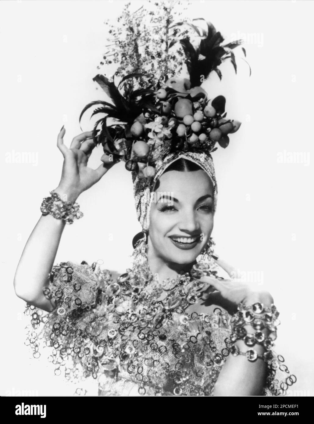 1940 ca : l'actrice brésilienne exotique CARMEN MIRANDA ( 1909 - 1955 ), Toujours pubblicity - FILM - FILM - CINÉMA - portrait - ritrato - CINÉMA - FILM - chapeau - cappello - bijoux - bijoux - gioiello - gioielli - sourire - sorriso - bracelets - bracciale - bracciali - braccialetto - SOURIRE - SORRISO - turban - turbante - SAMBA - Frutta finta - faux fruits © Archivio GBB / Banque D'Images